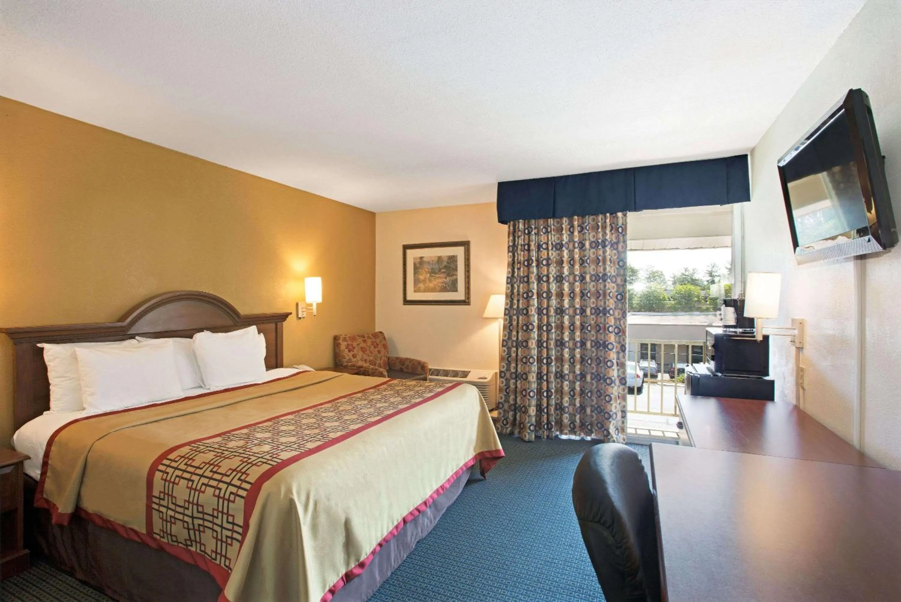 Deluxe King Room - Non-Smoking in Days Inn by Wyndham Charlotte/Woodlawn Near Carowinds