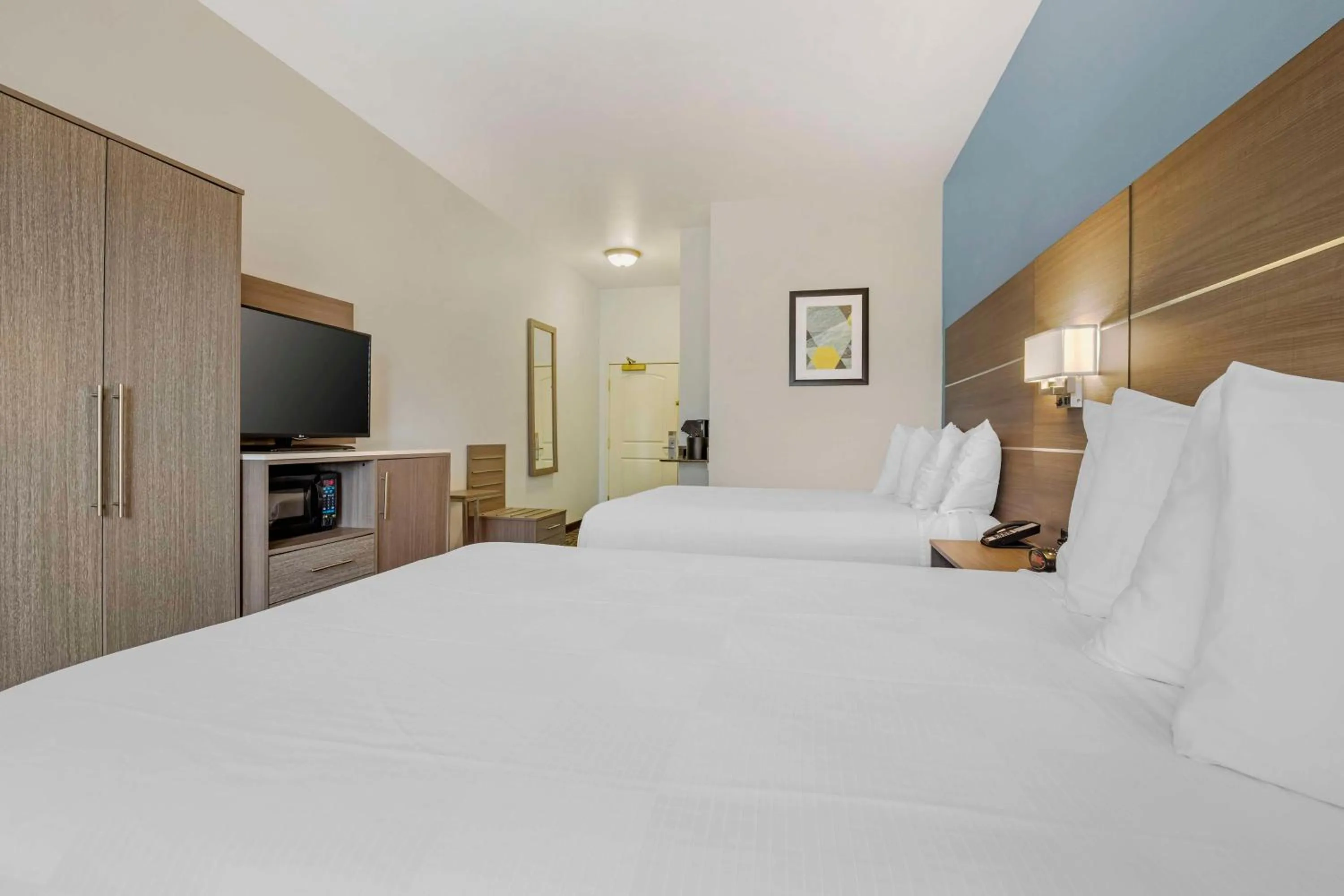 Queen Room with Two Queen Beds - Non-Smoking in Best Western Plus Lake Elsinore Inn & Suites