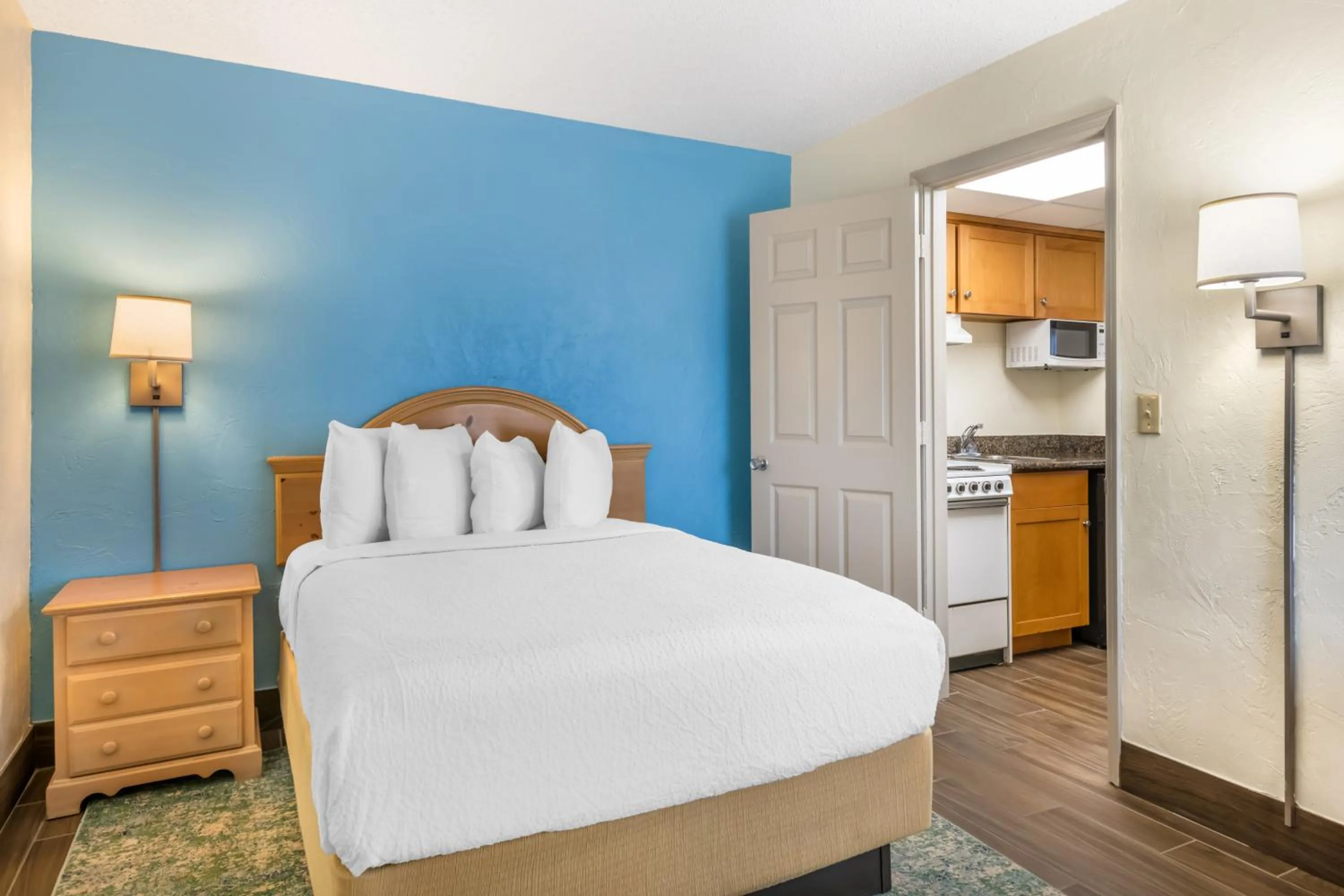 One-Bedroom Apartment with Sunset View in Tropical Winds Resort Hotel