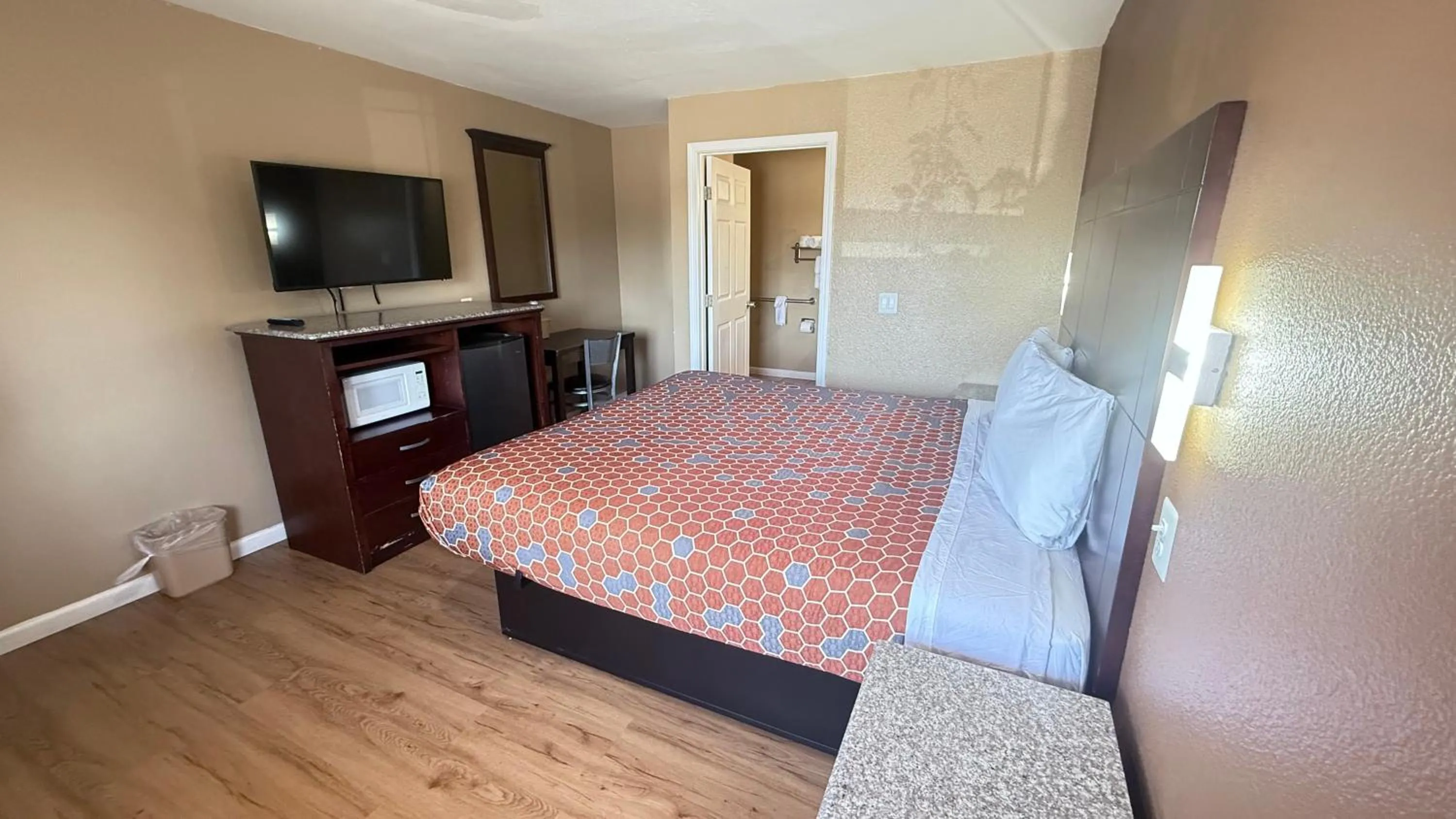 King Room with Roll-In Shower - Disability Access in Valley Inn