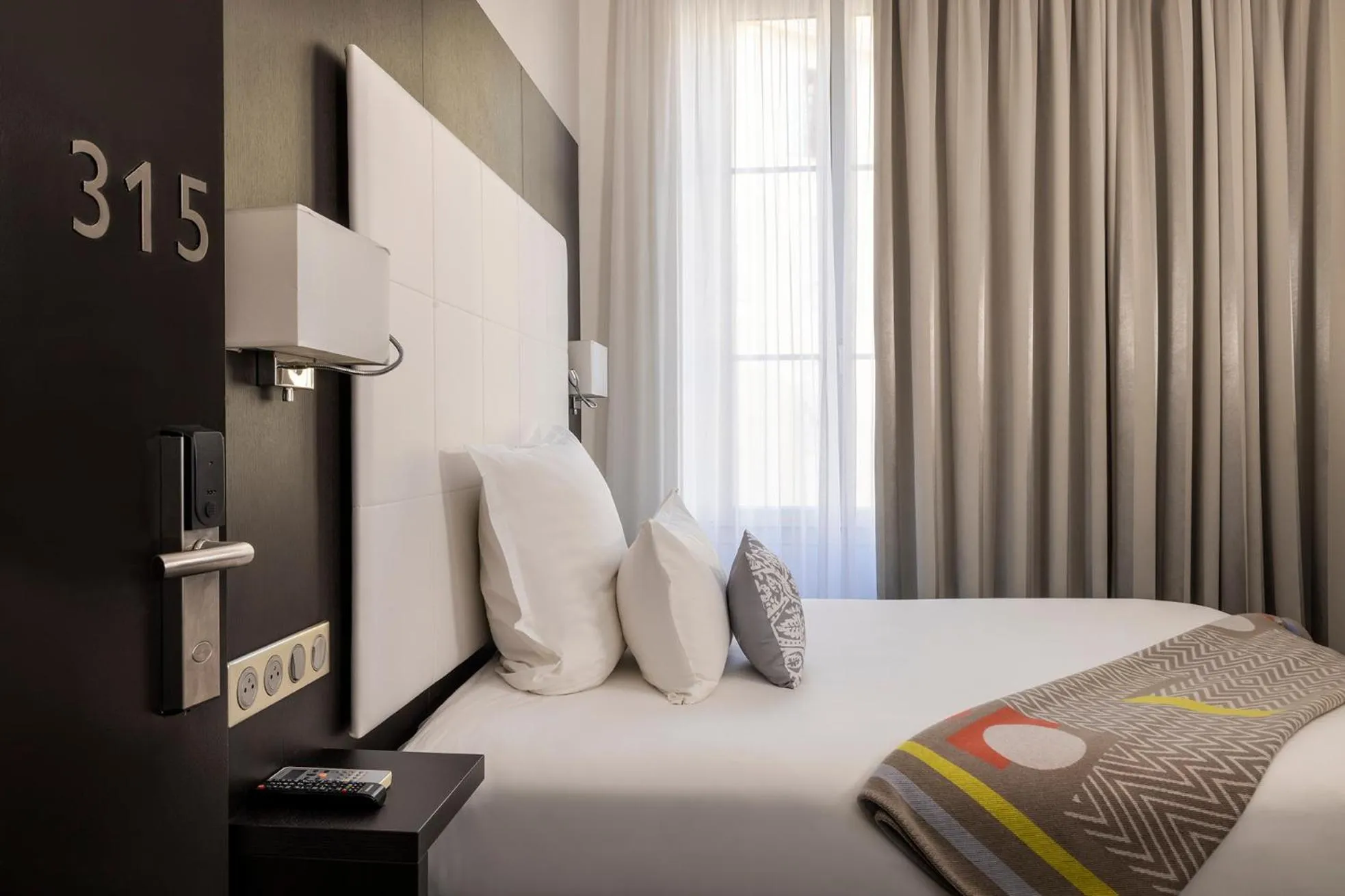 Single Room in Hotel 66 Nice