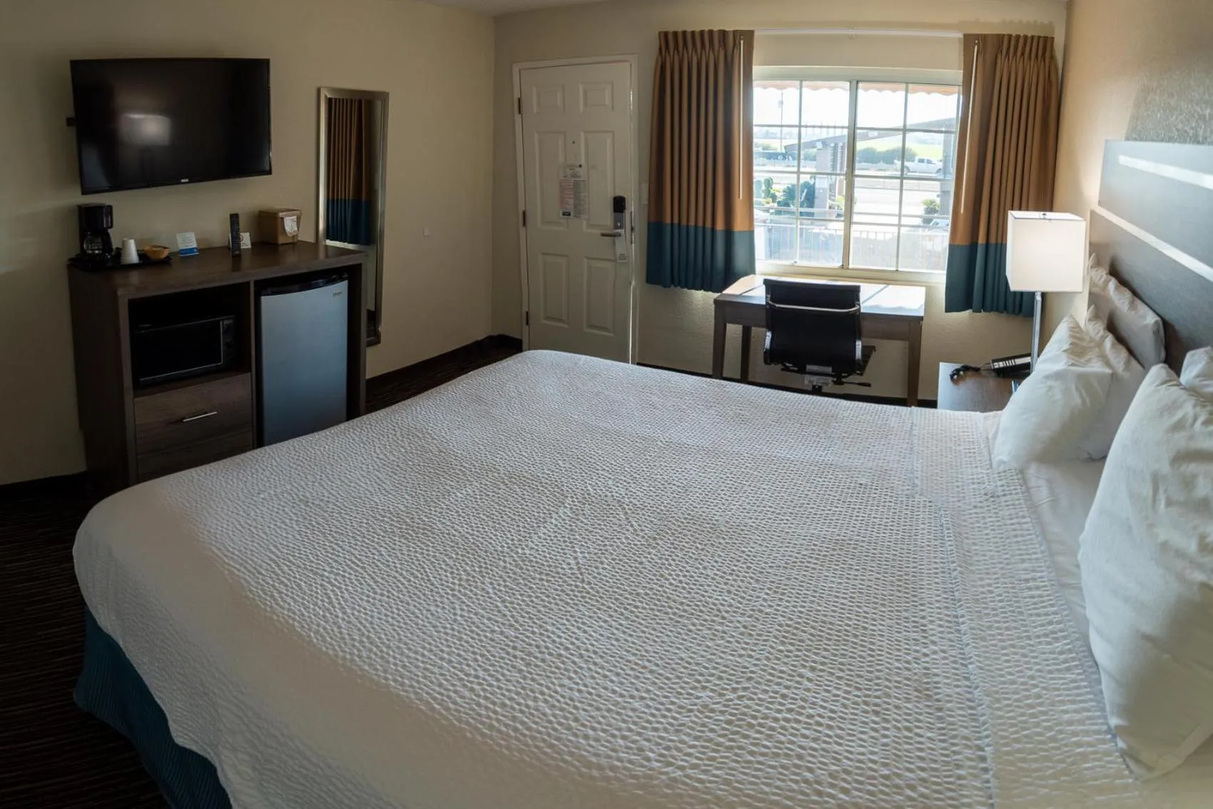 King Room - Non-Smoking in Rodeway Inn Near University-Gateway to Yosemite