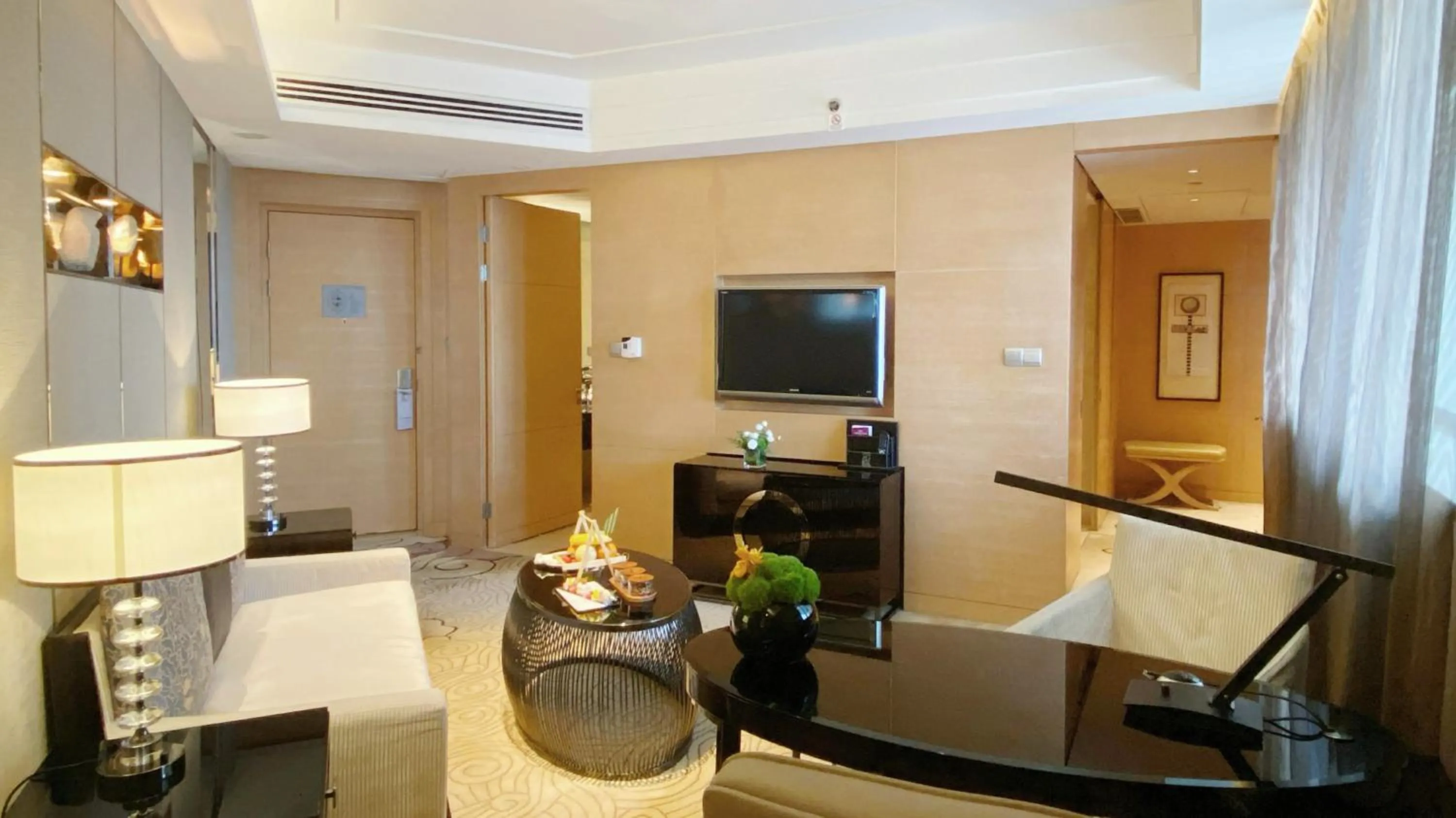 One-Bedroom Suite Lounge Access in Crowne Plaza Xi'an by IHG