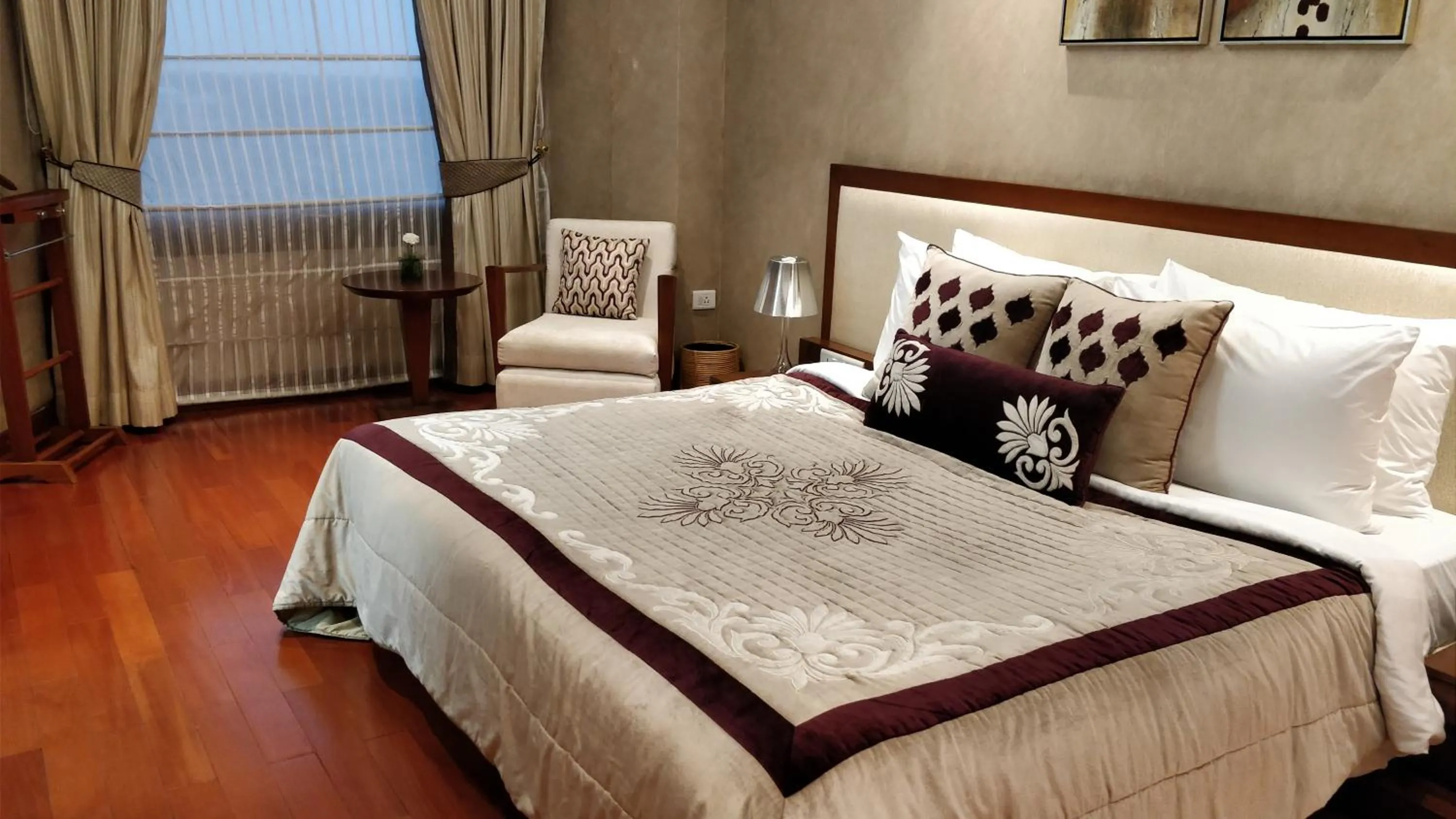 Superior Suite with complimentary one way airport transfer, with 10% discount on food and soft beverages (Not on In room dining ), Suite Lounge Amenity Coupon (Terms and conditions applicable) - single occupancy in Jaypee Vasant Continental
