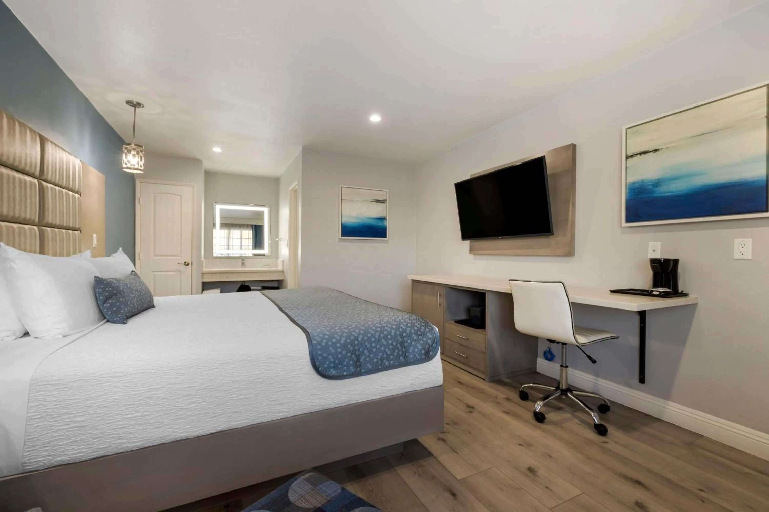 King Room with Roll-In Shower - Mobility Access in Best Western Orange Plaza