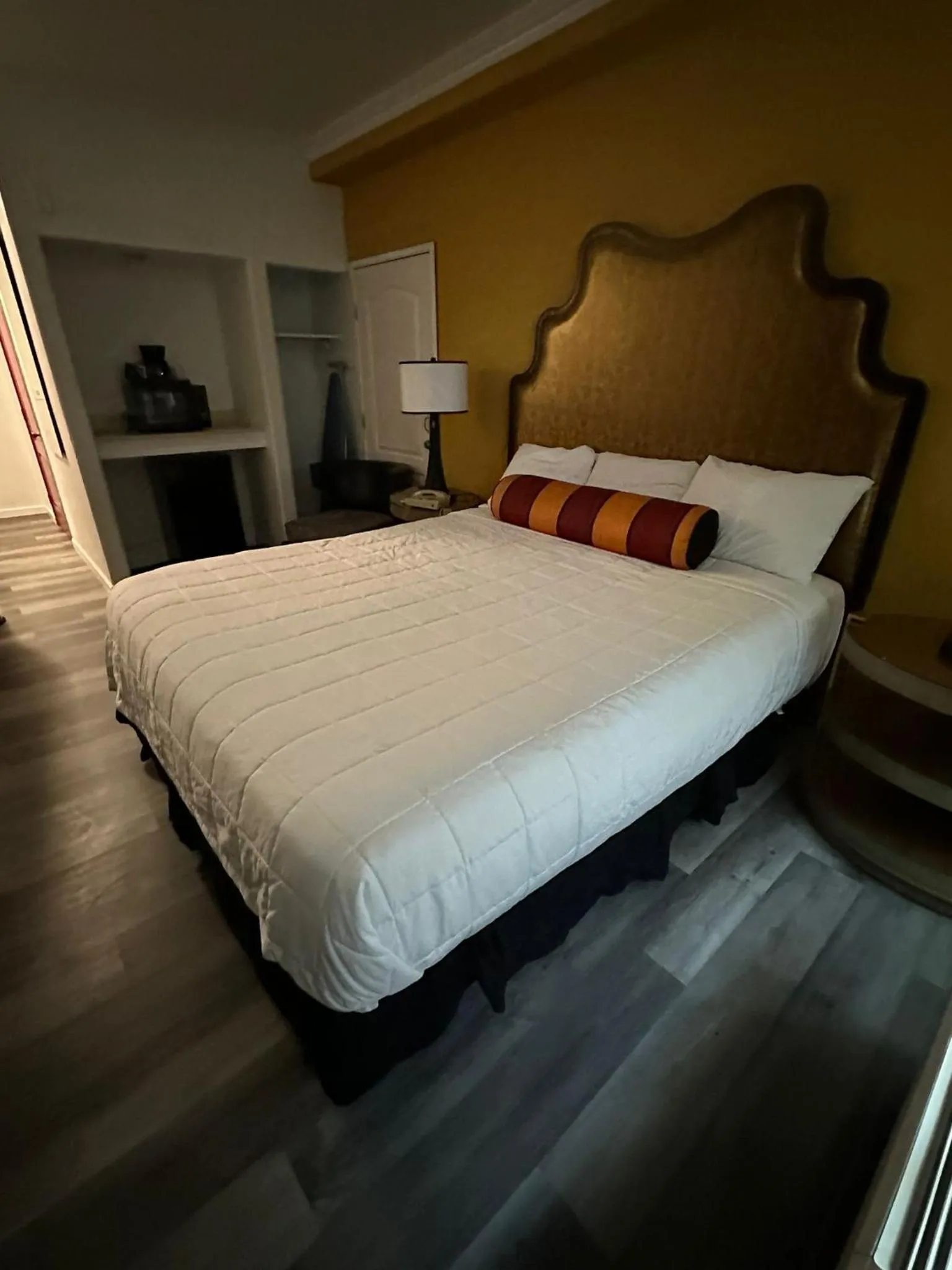 King Room with Mobility Access and Bathtub with Grab Bars, Non-Smoking in Howard Johnson by Wyndham Bakersfield