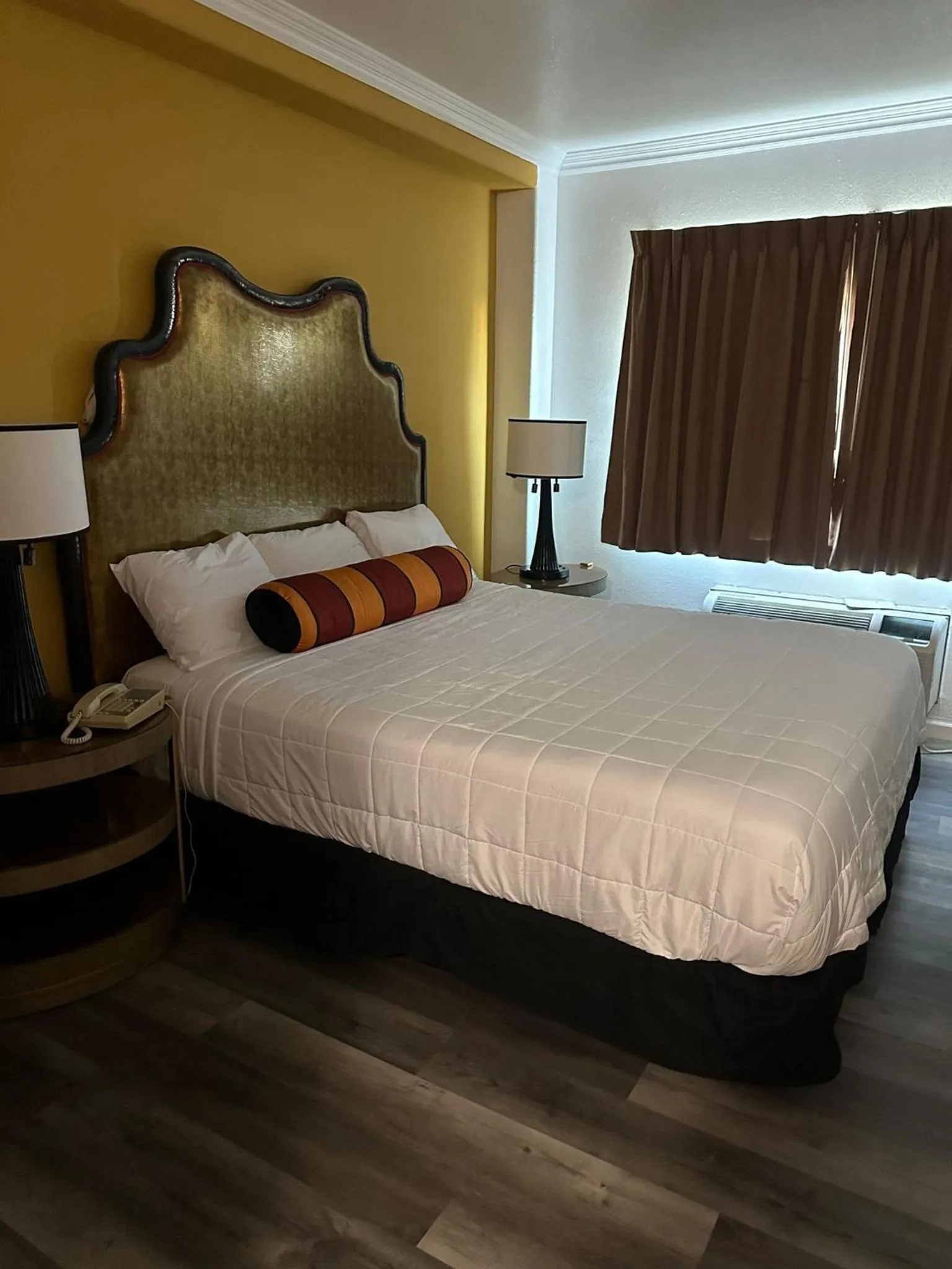 King Suite - Non-Smoking in Howard Johnson by Wyndham Bakersfield