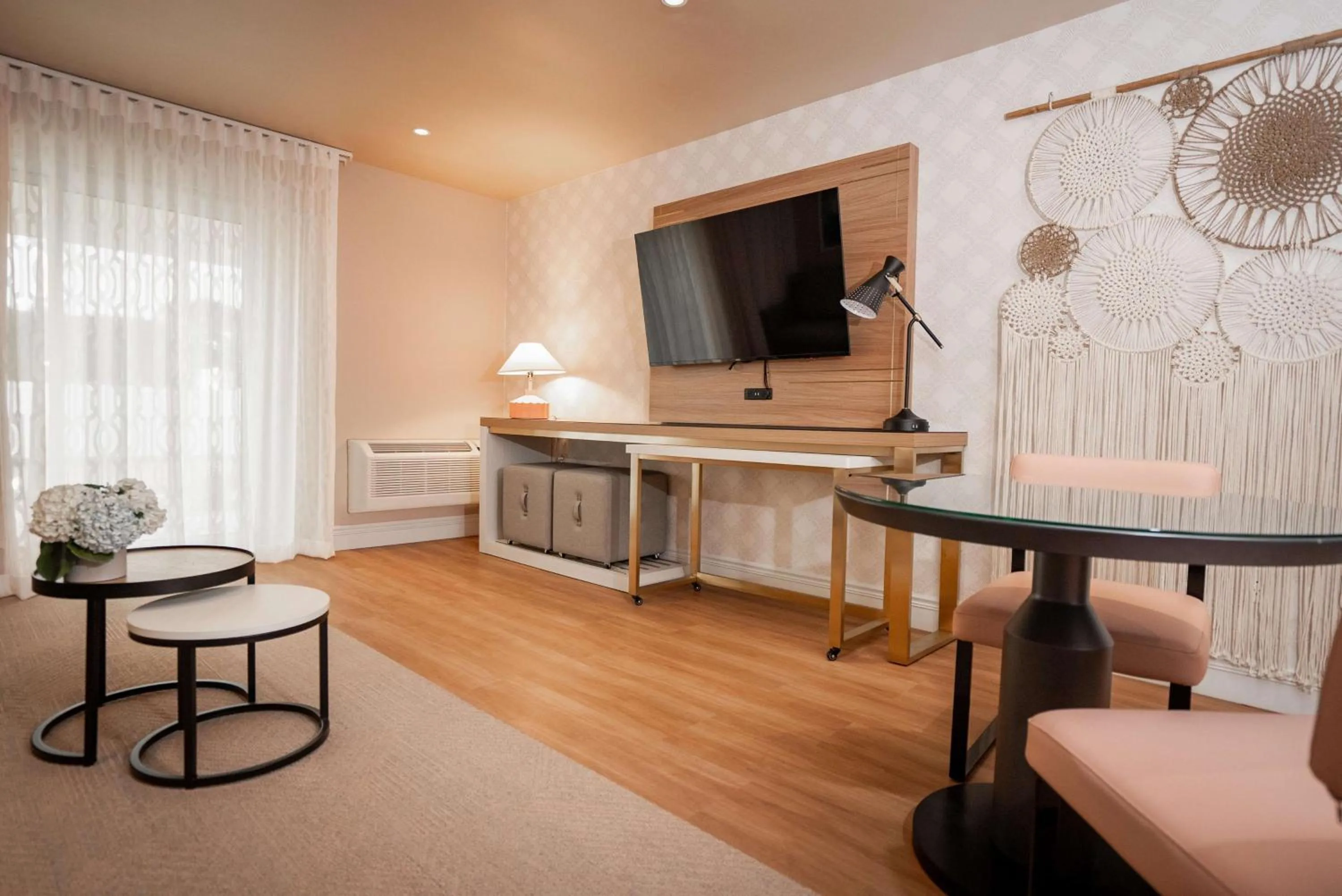 One-Bedroom Queen Suite with Two Queen Beds - First Floor in The Bentley Hotel Southampton