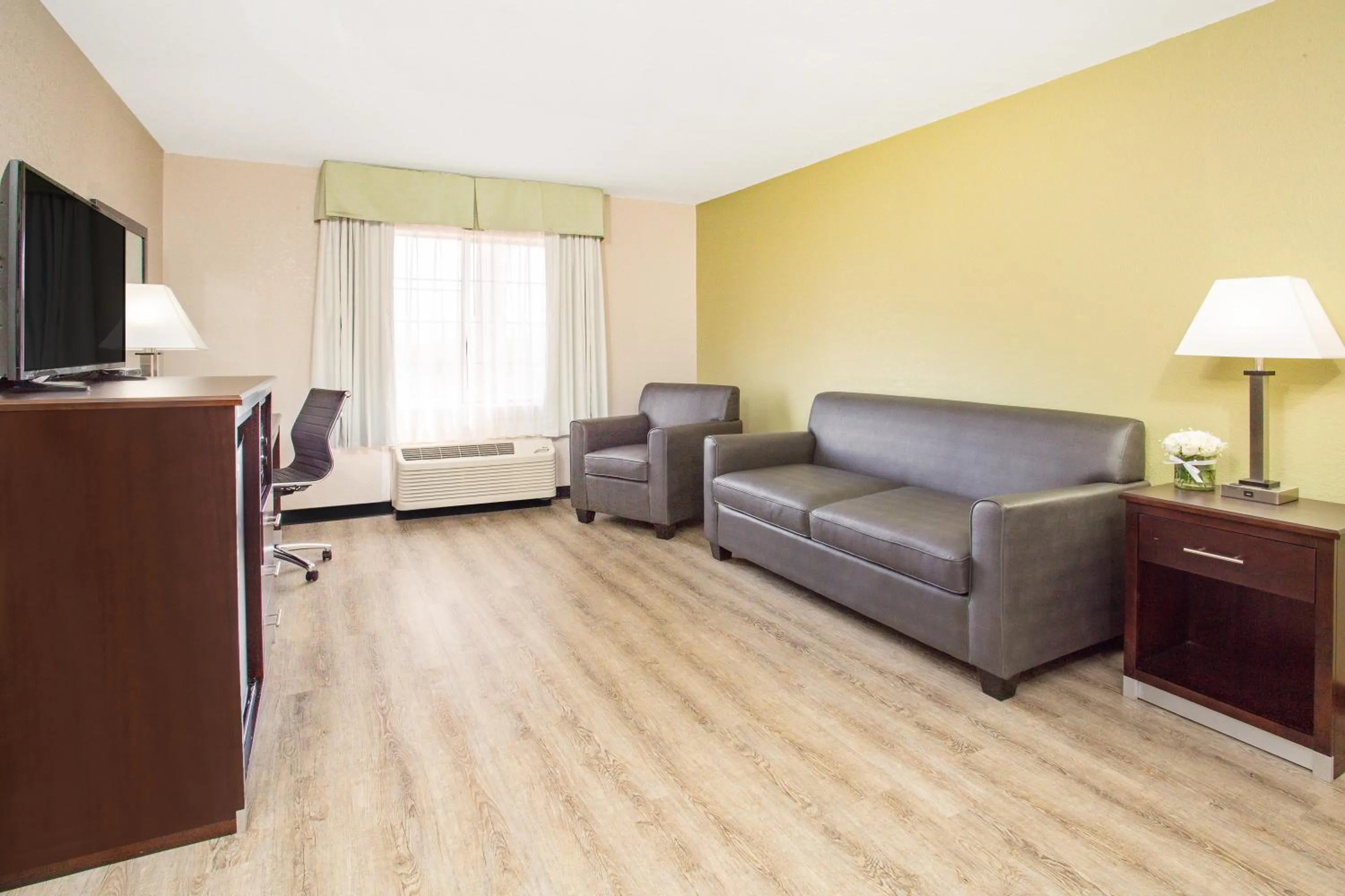 King Suite - Non-Smoking in Baymont by Wyndham Phoenix I-10 near 51st Ave