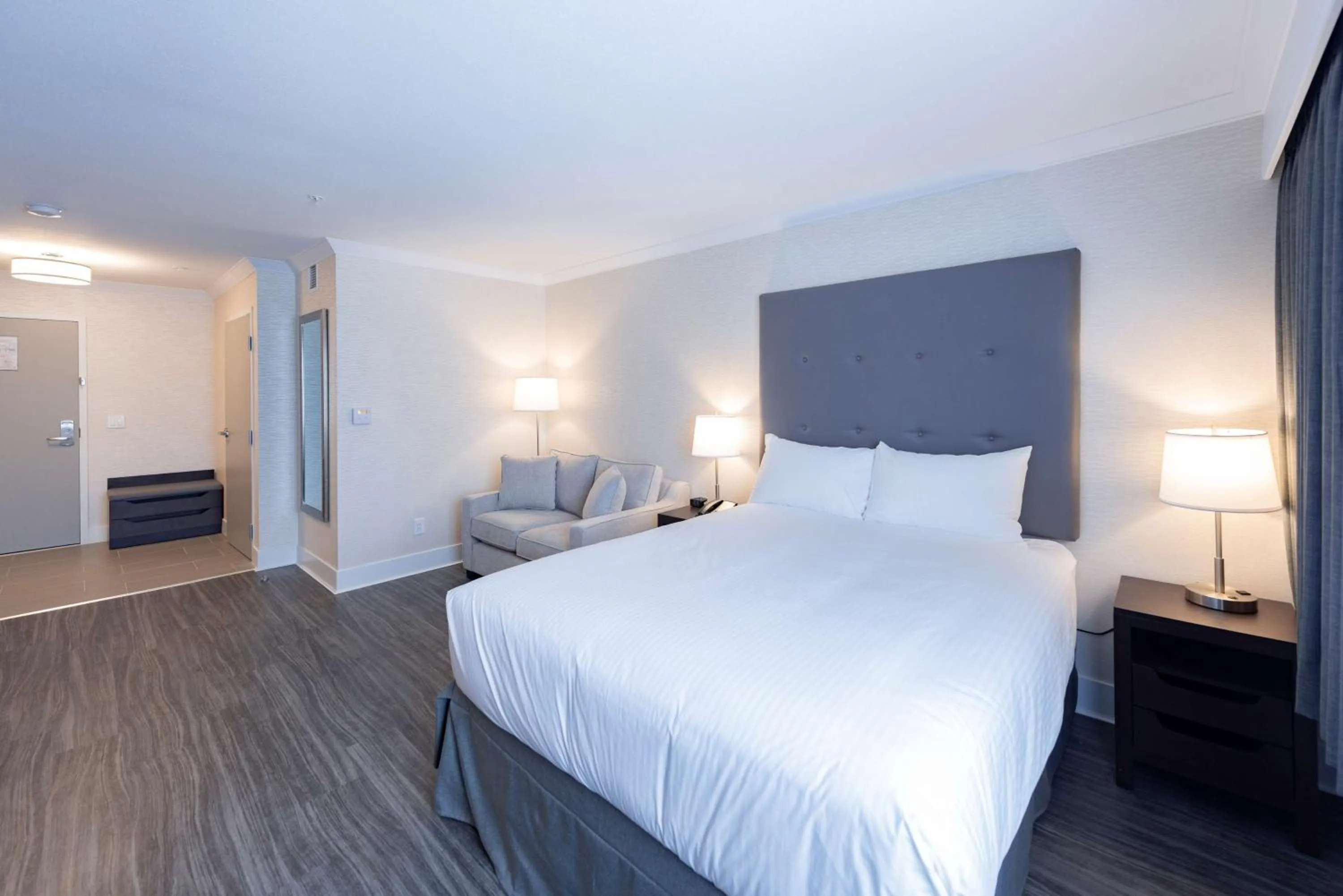 Queen Room with Roll-In Shower - Disability Access in Prestige Treasure Cove Resort