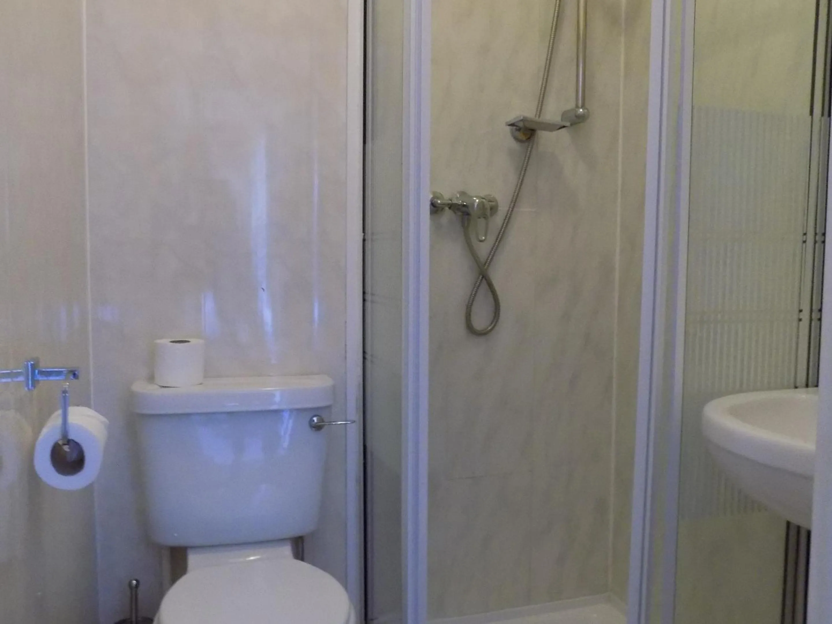 Quadruple Room with Shower in The Royal Windsor Hotel