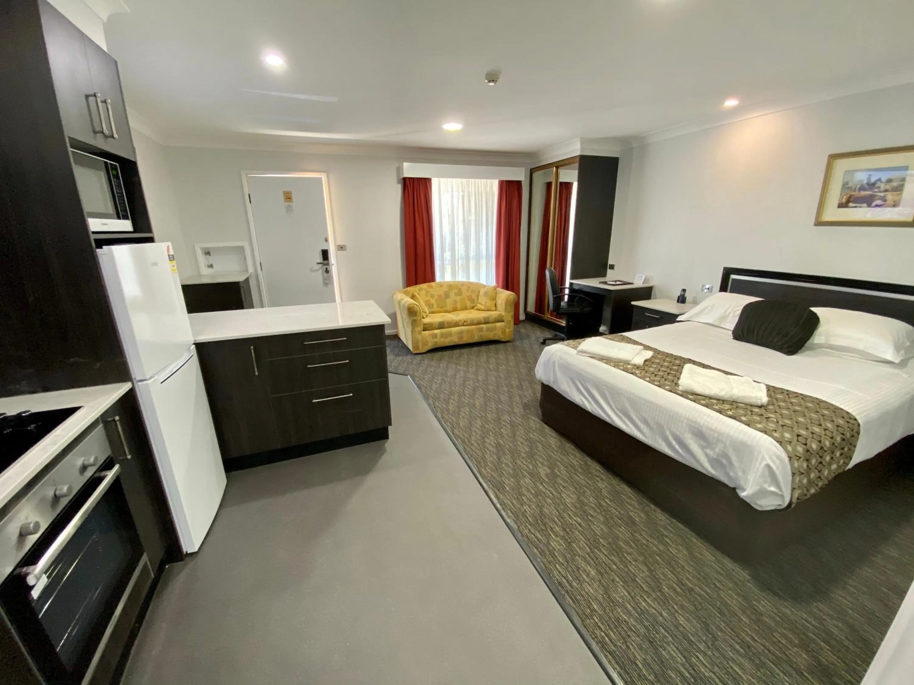 Executive Two-Bedroom Suite with Kitchen in Best Western Plus All Settlers Motor Inn