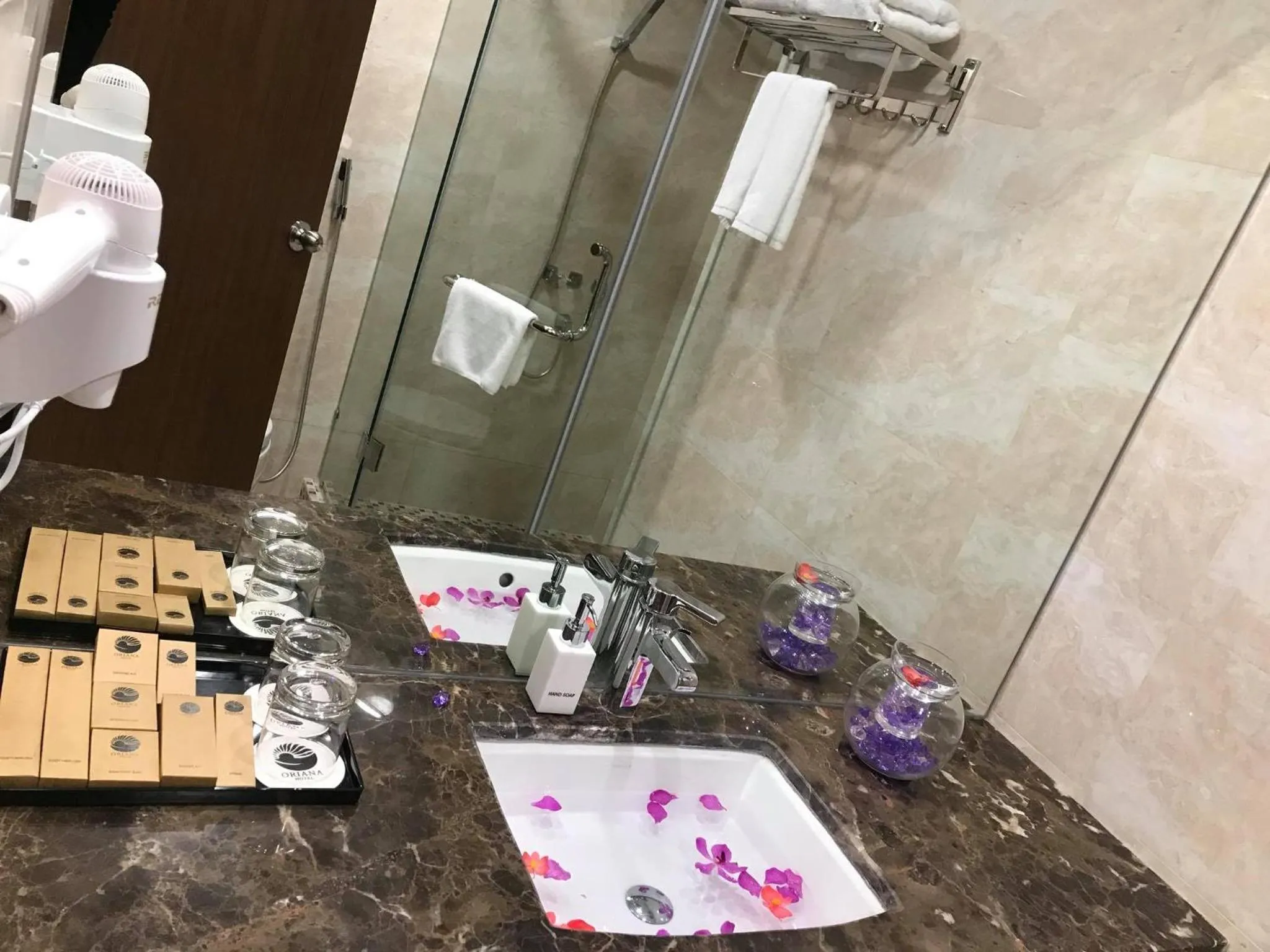 Deluxe King Room in Oriana Hotel