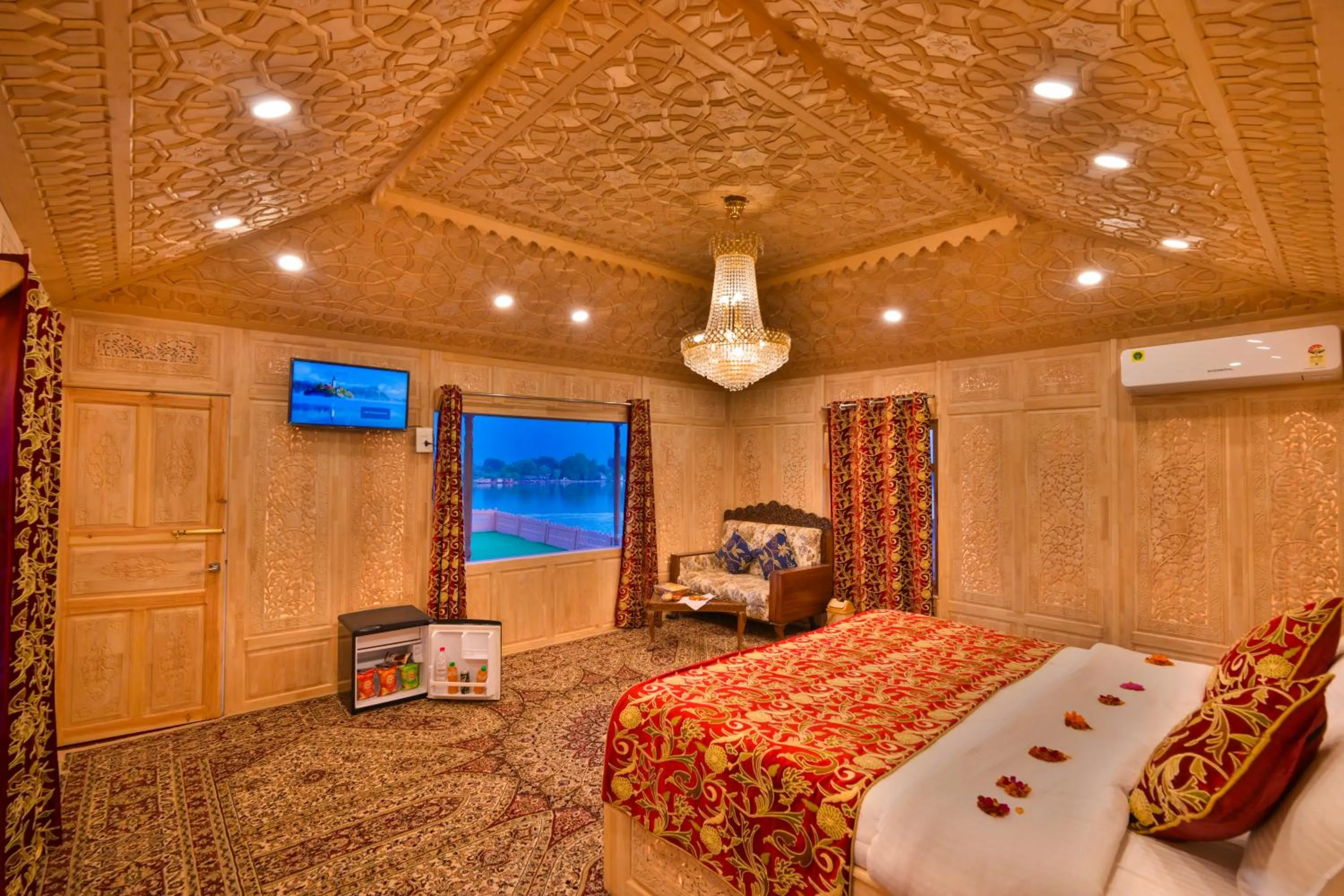 Suite with Lake View in Wangnoo Heritage Houseboats