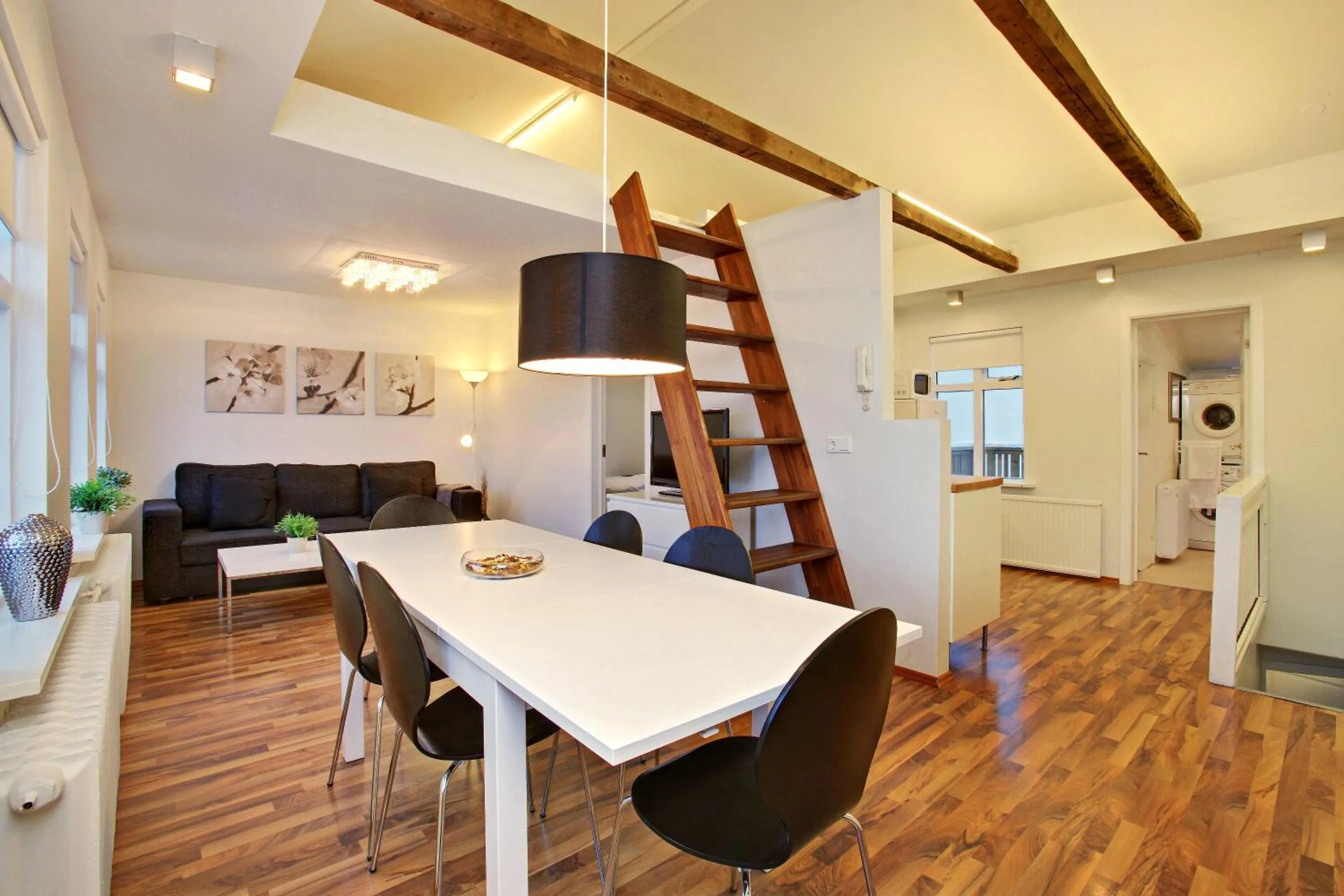 One-Bedroom Apartment with Balcony in Alfred's Apartments