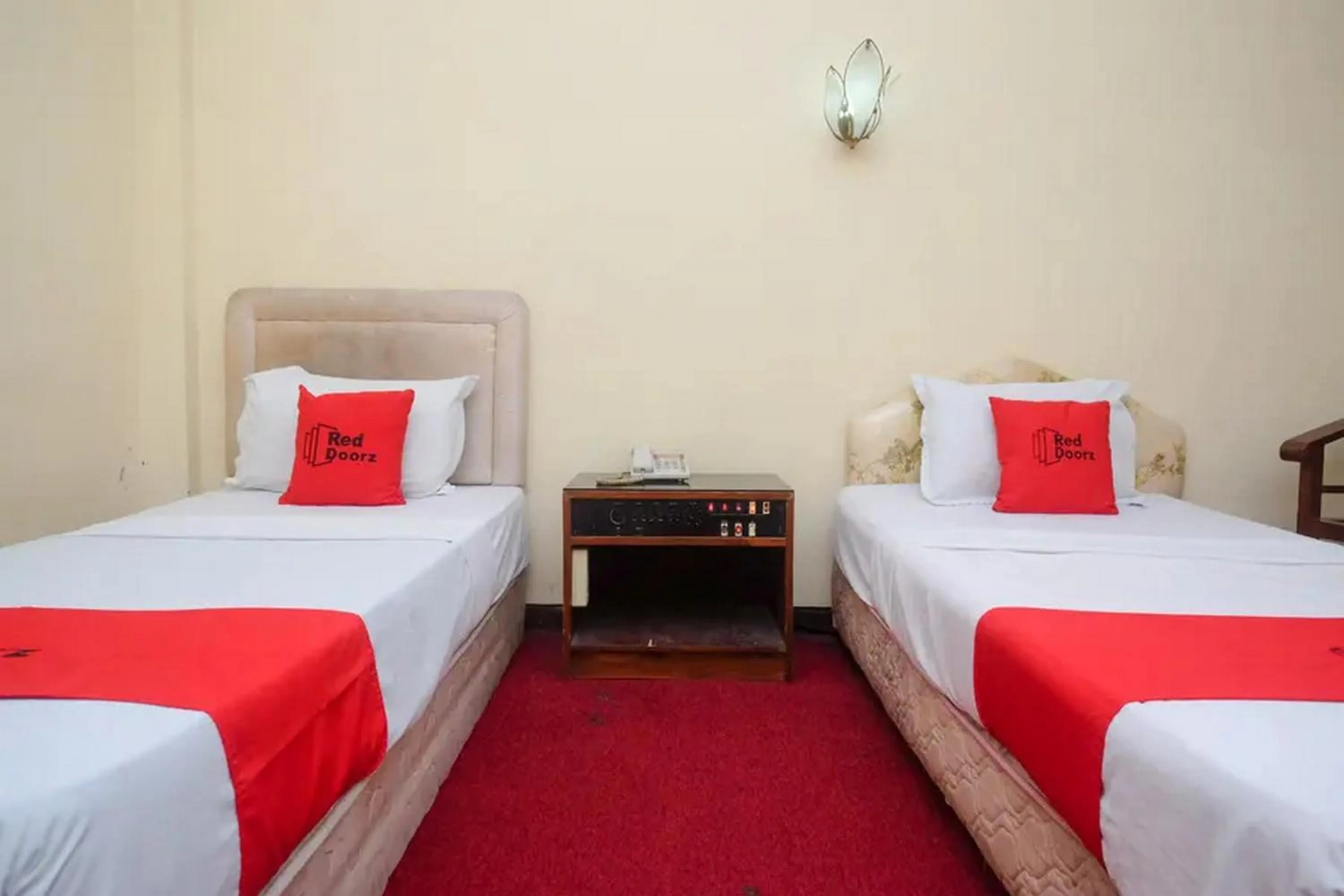 Deluxe Twin Room in RedDoorz Plus @ Laweyan