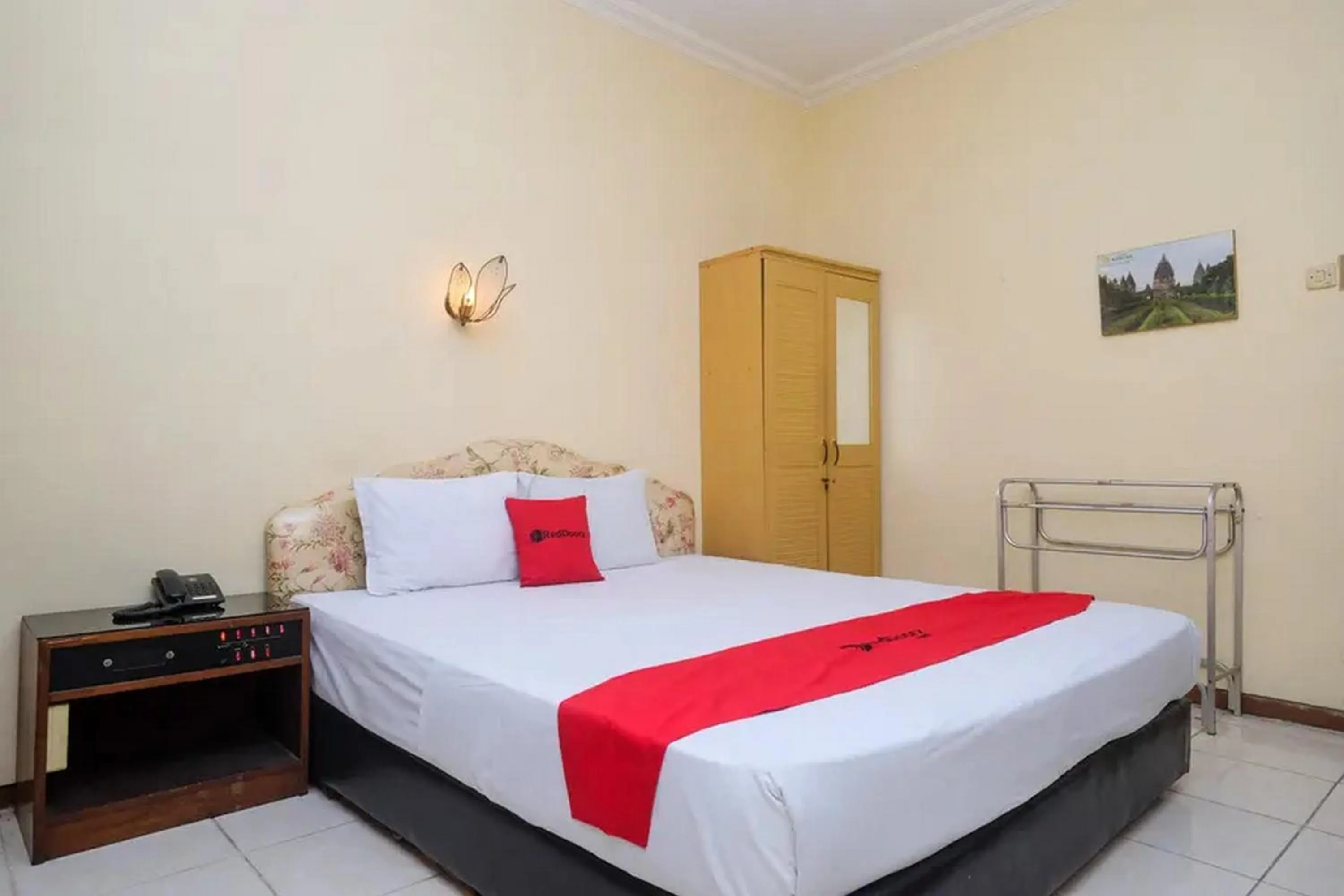 Deluxe Room in RedDoorz Plus @ Laweyan