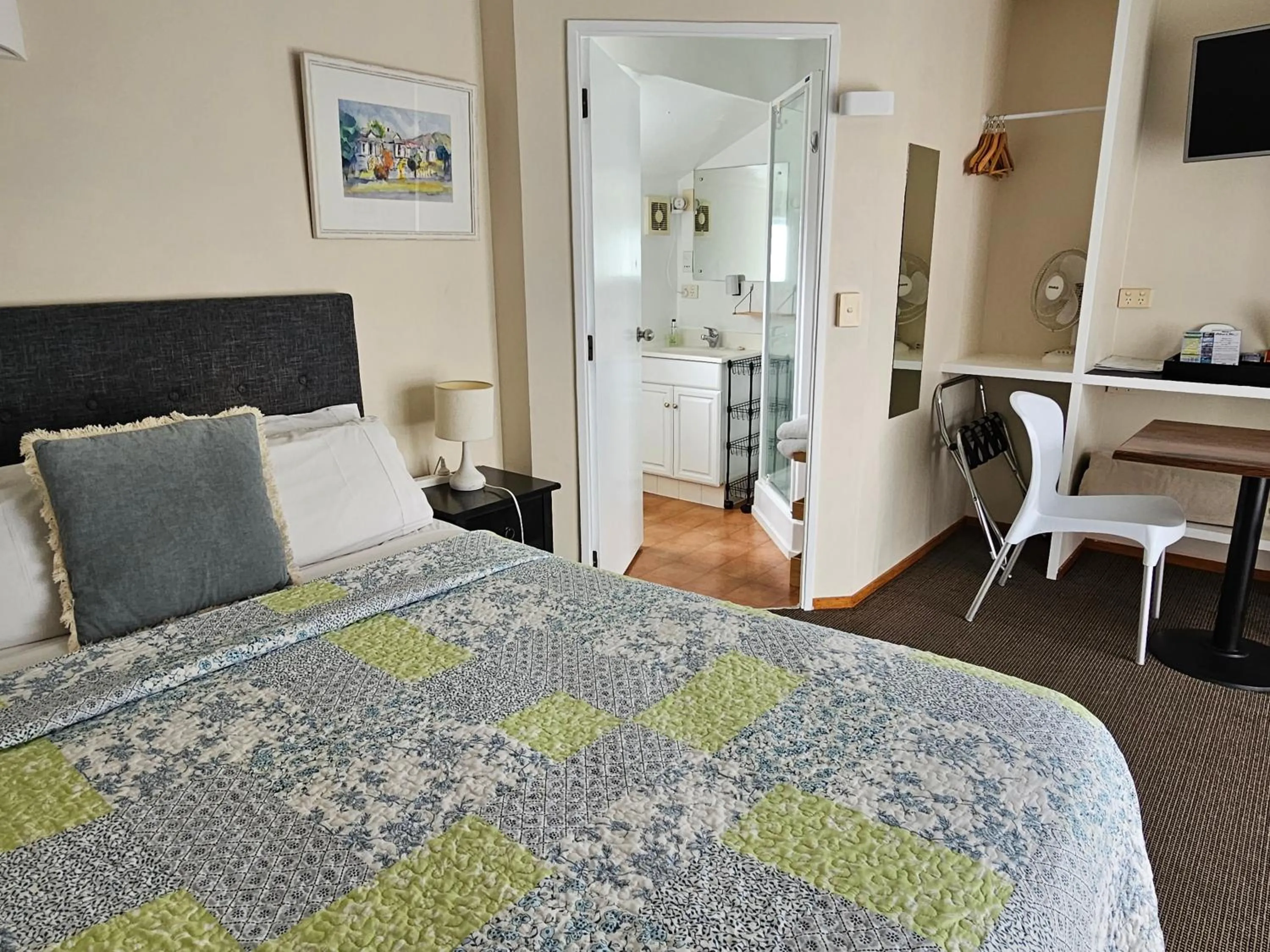 Queen Room with Free Netflix  in Albert Number 6