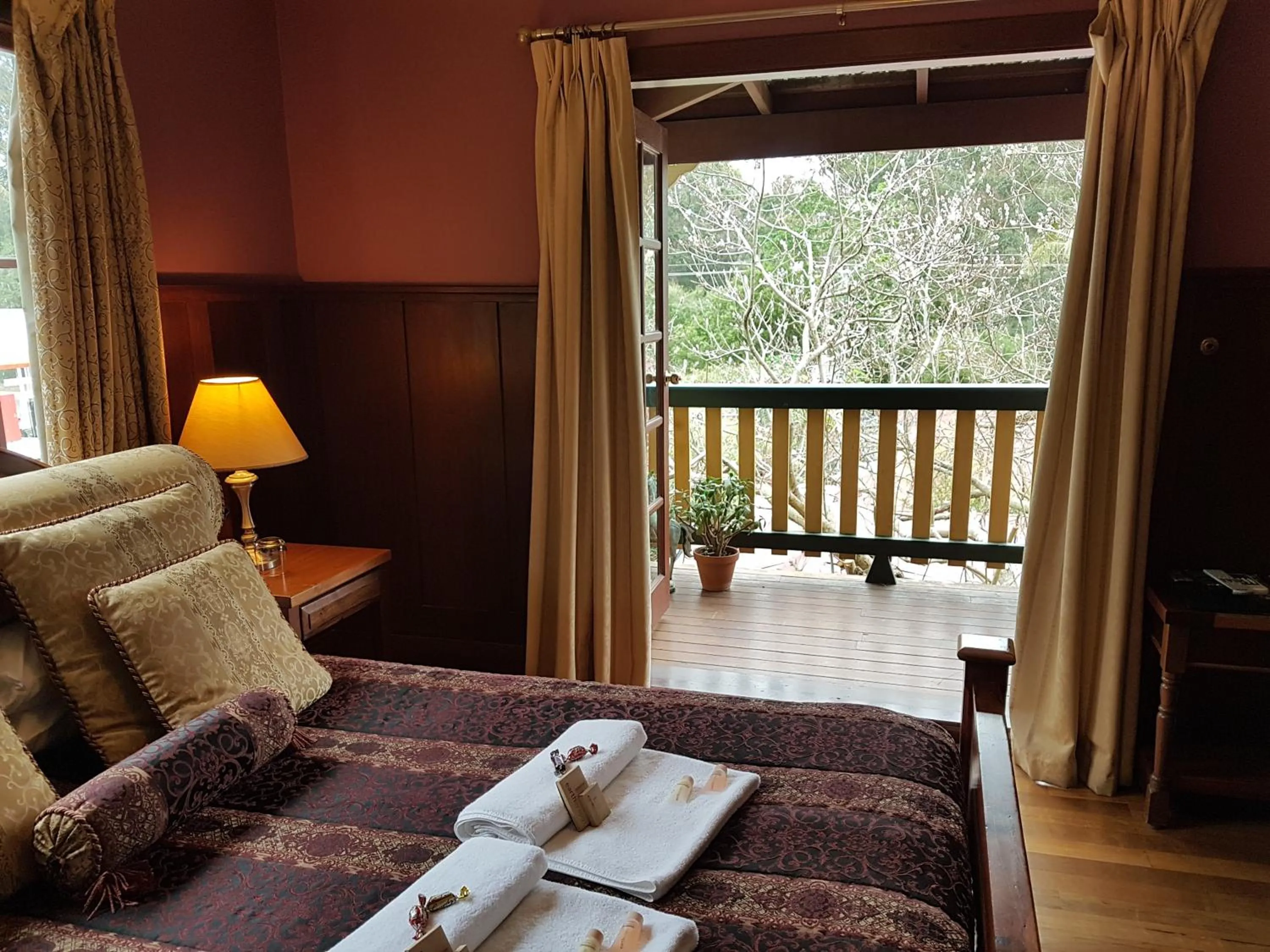 Queen Room with Spa Bath - Top Floor in Bridgefield Guest House