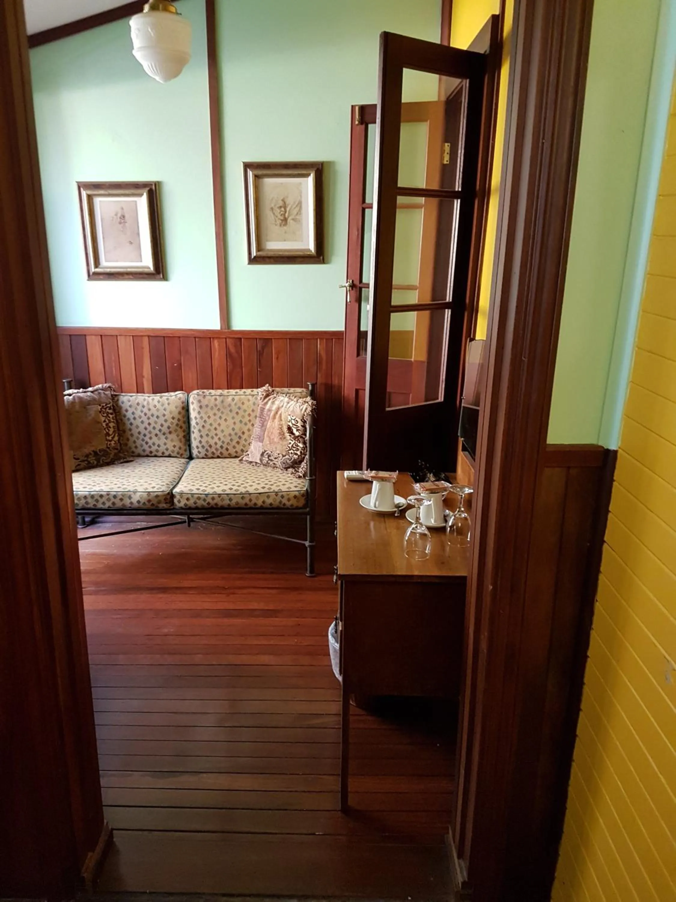 Queen Room with Courtyard in Bridgefield Guest House