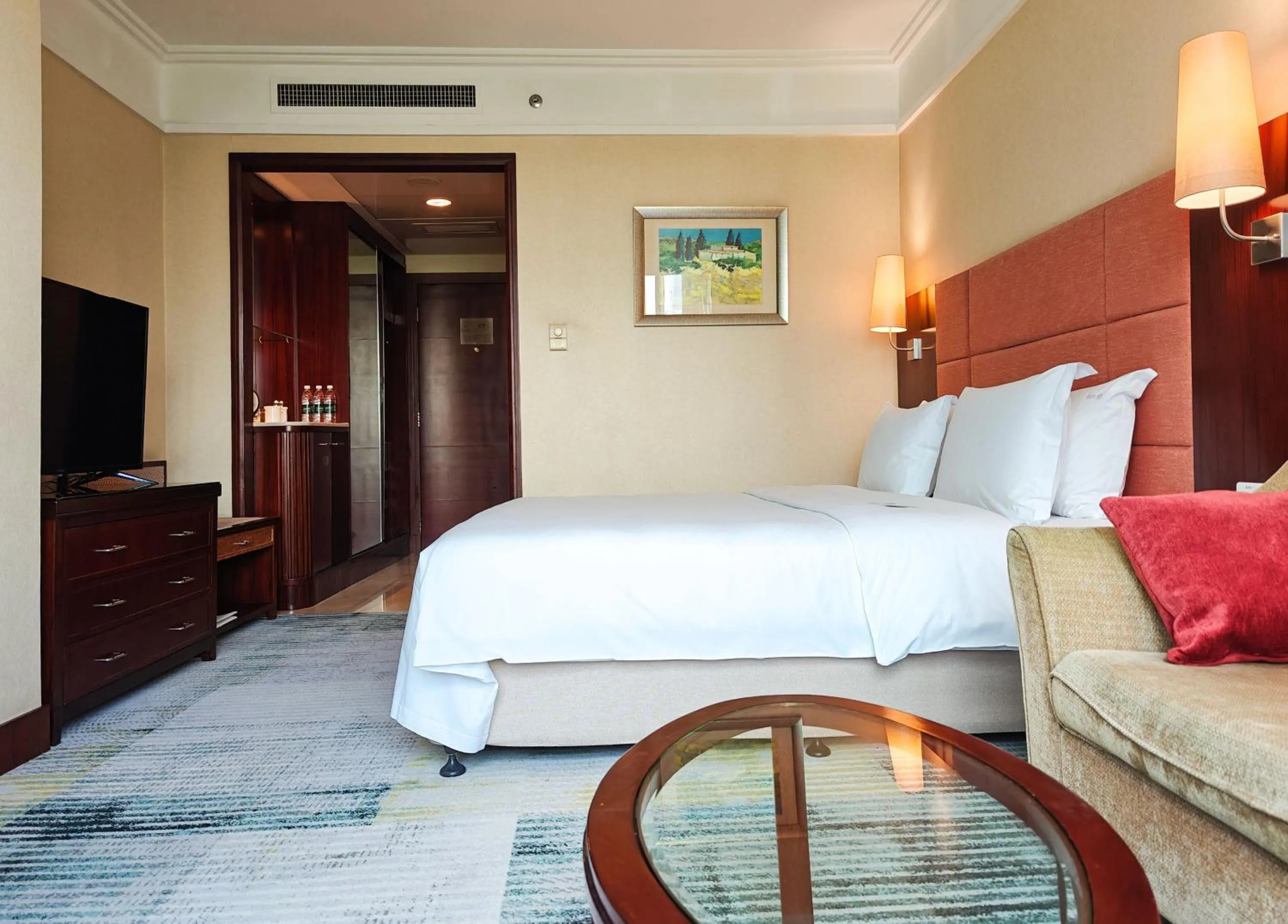 Premium King Room - Lounge Access in Holiday Inn Shenzhen Donghua by IHG
