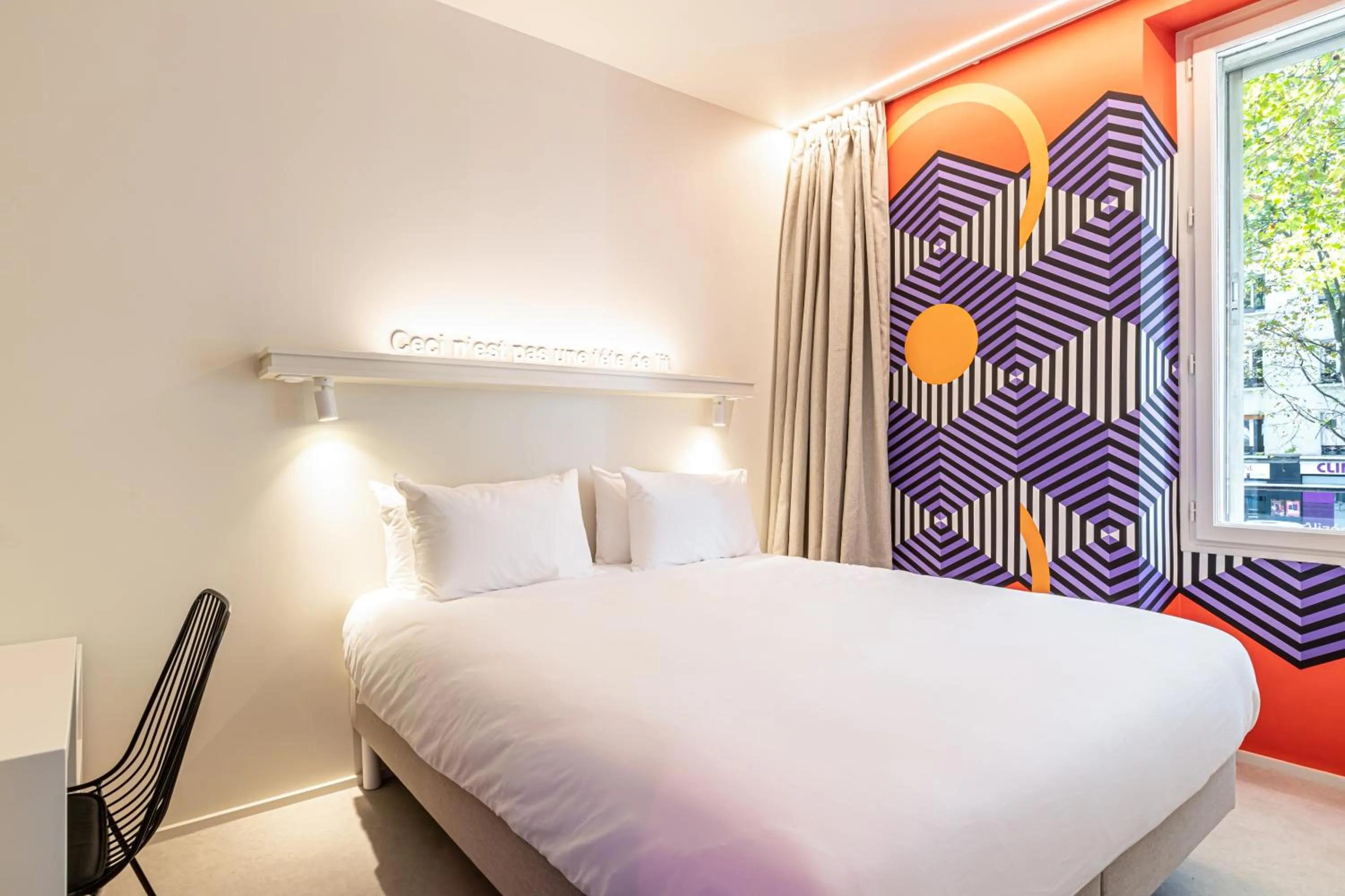 Bed in Graphik Montparnasse