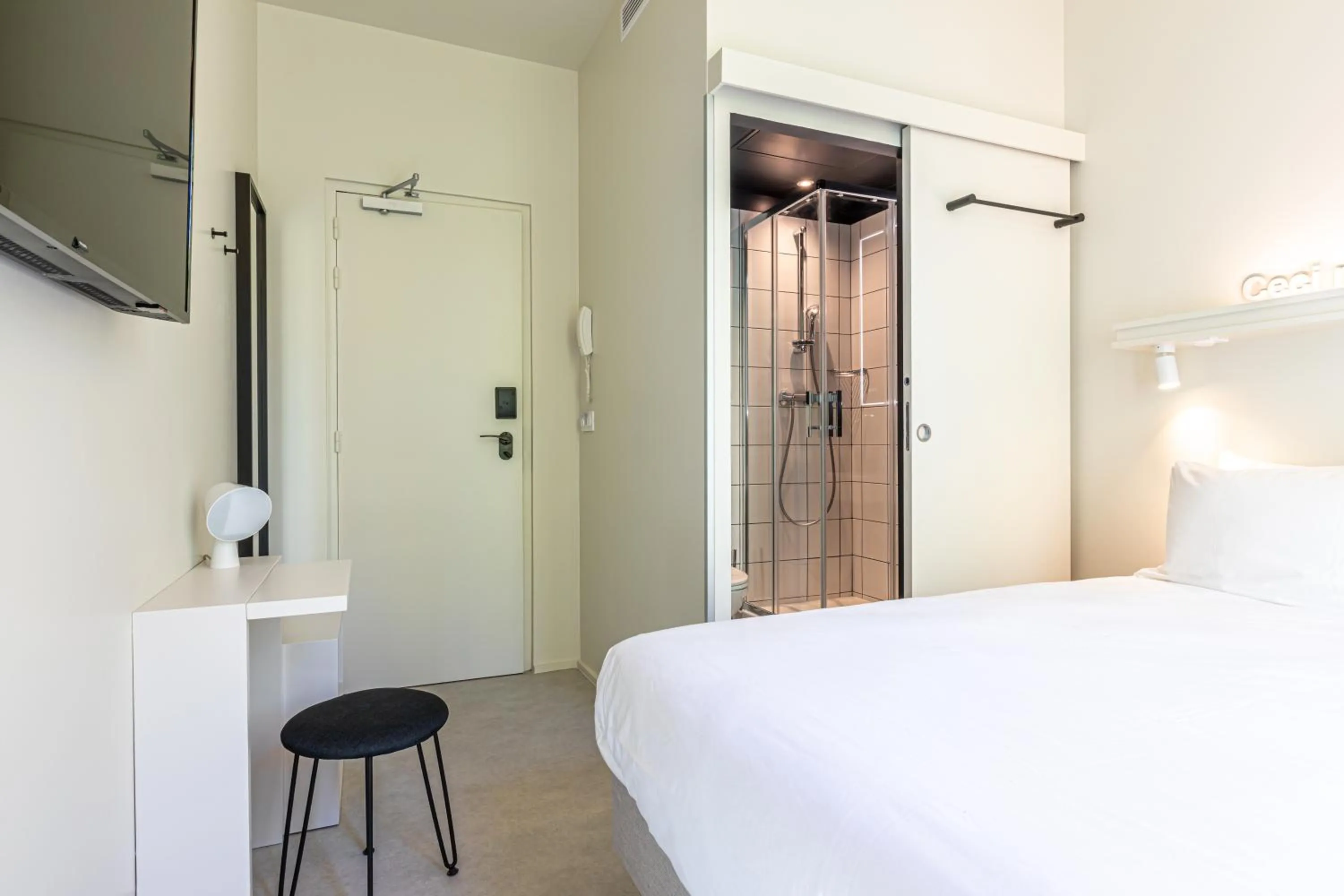 Bathroom, Bed in Graphik Montparnasse