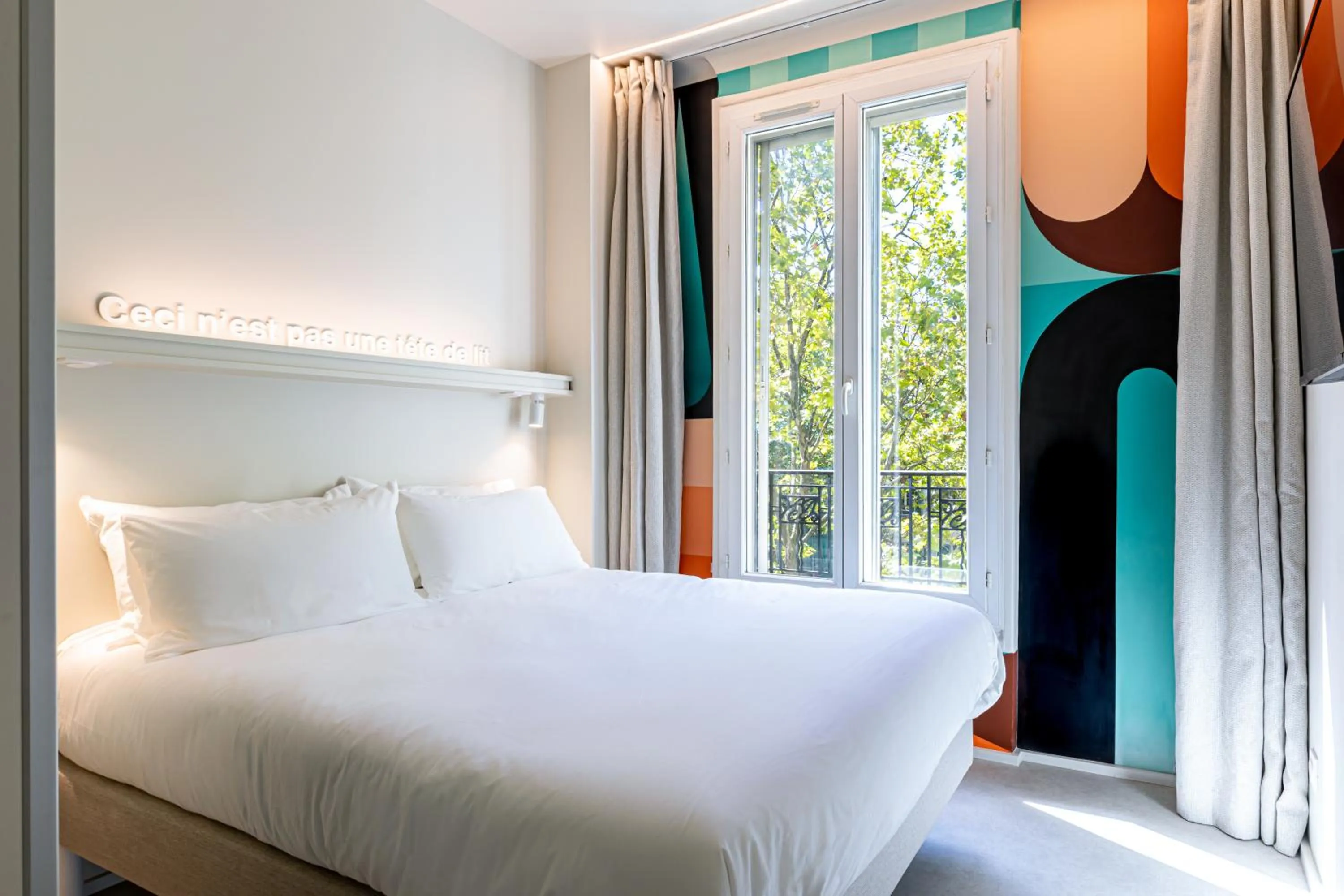Bedroom, Bed in Graphik Montparnasse