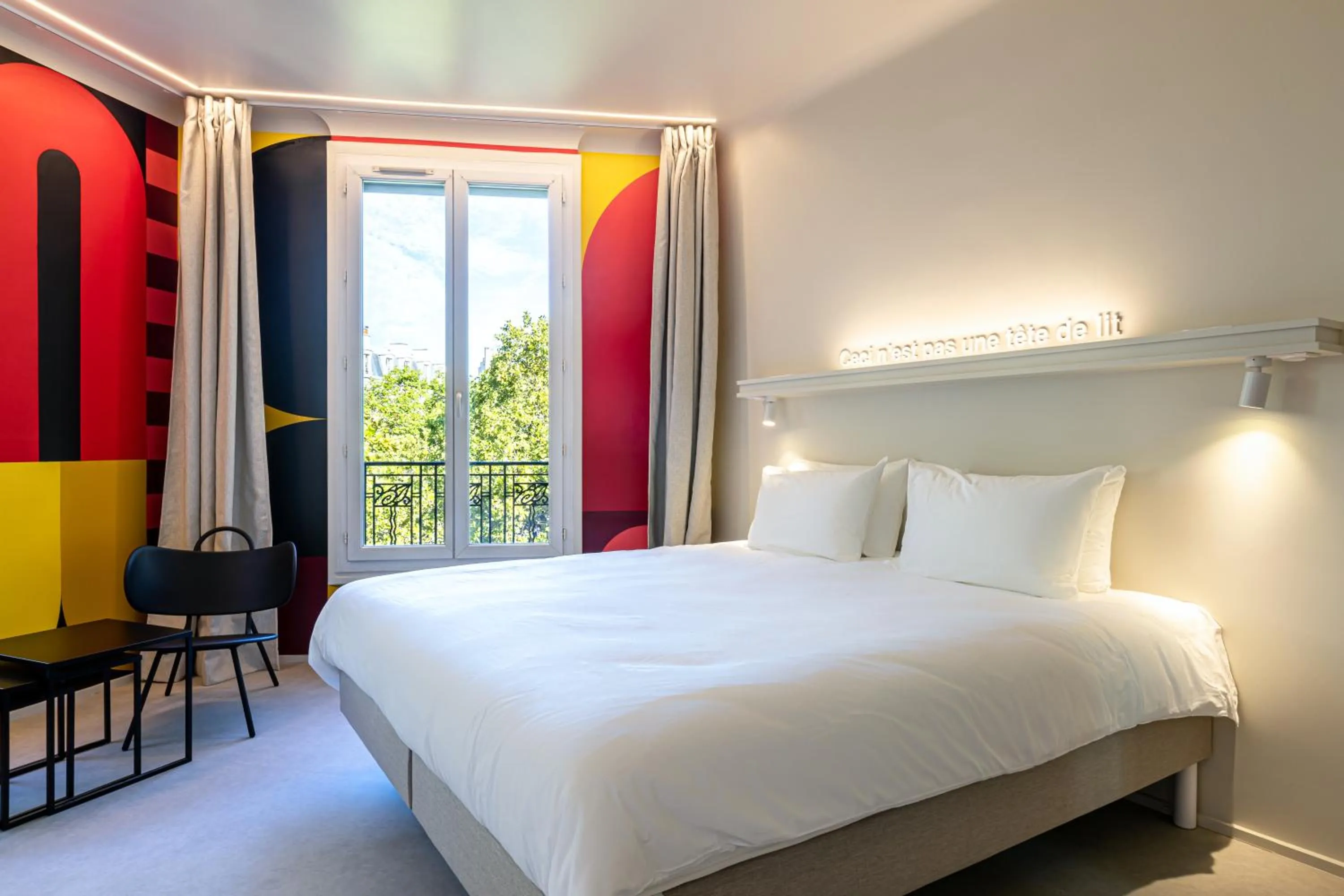 Bed in Graphik Montparnasse