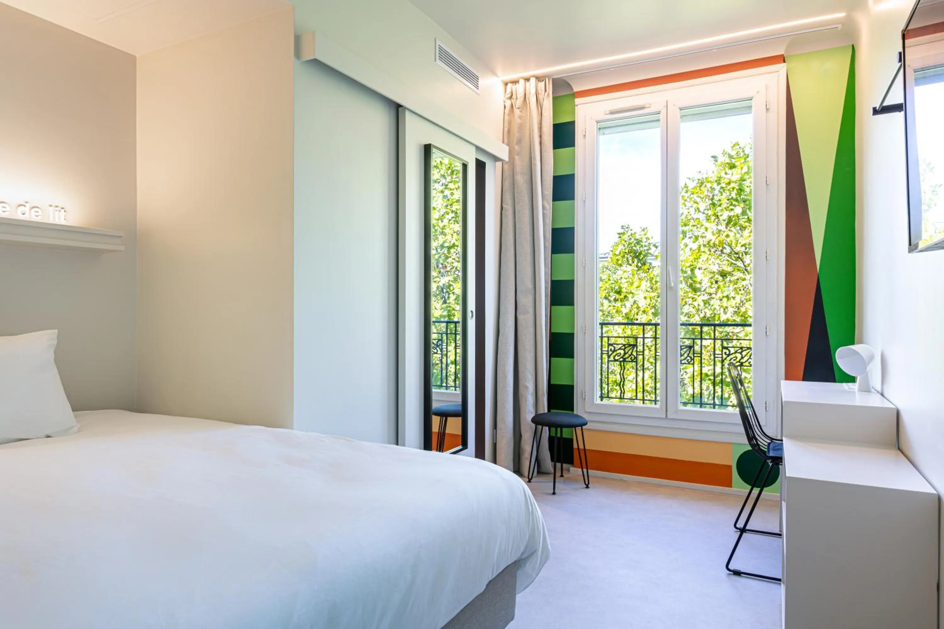 Bed in Graphik Montparnasse