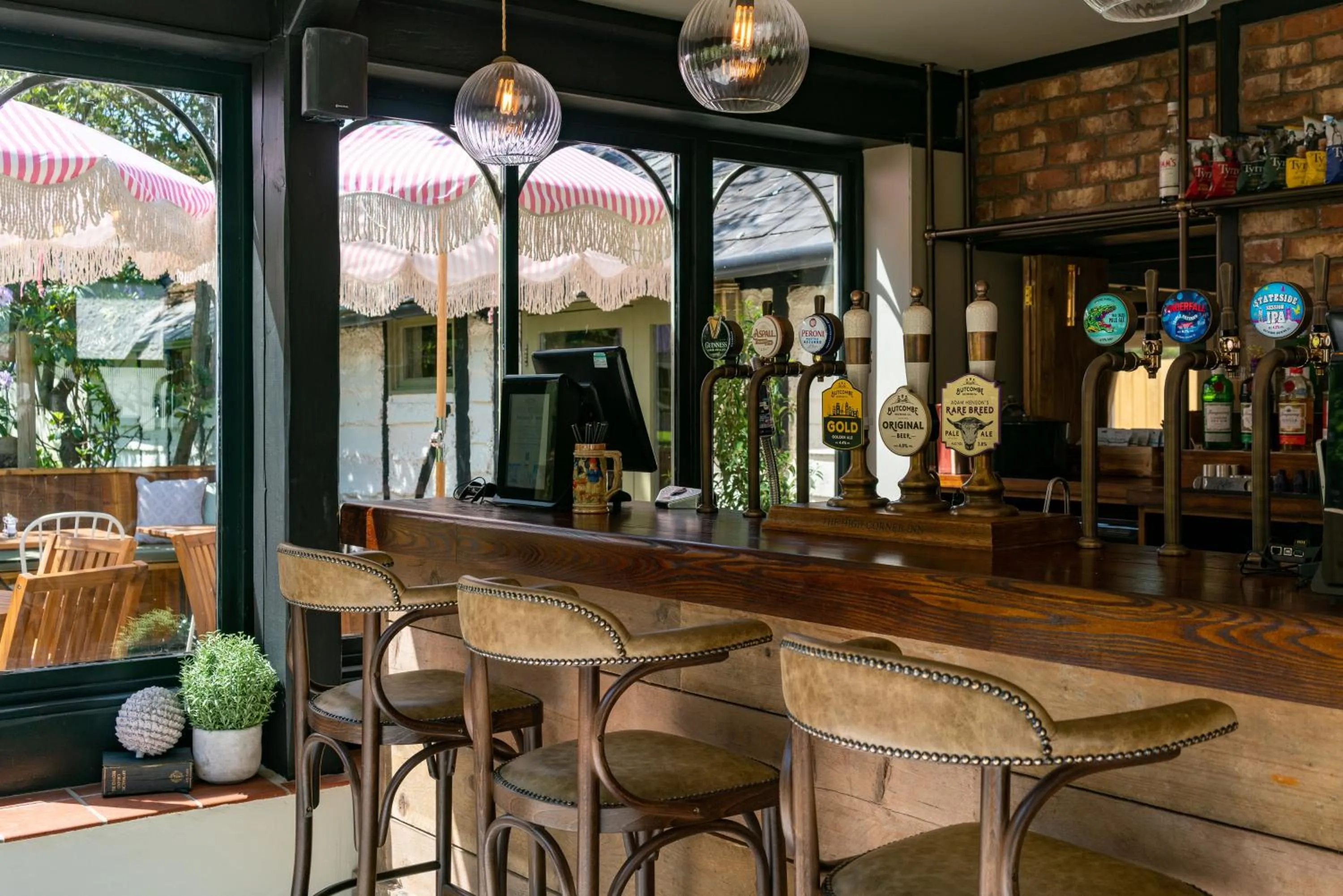 Lounge or bar in High Corner Inn