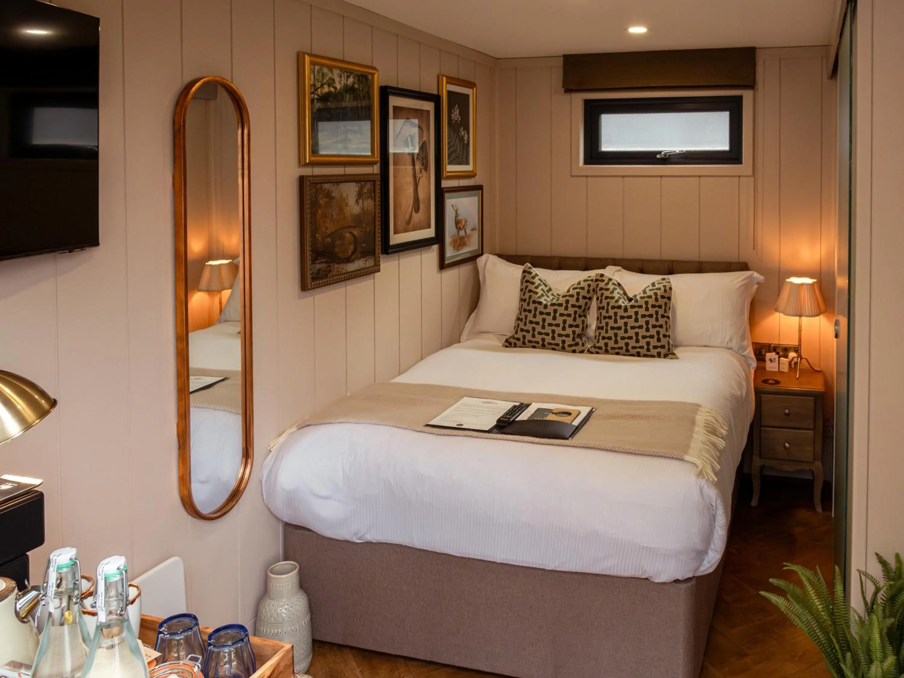 Photo of the whole room, Bed in High Corner Inn