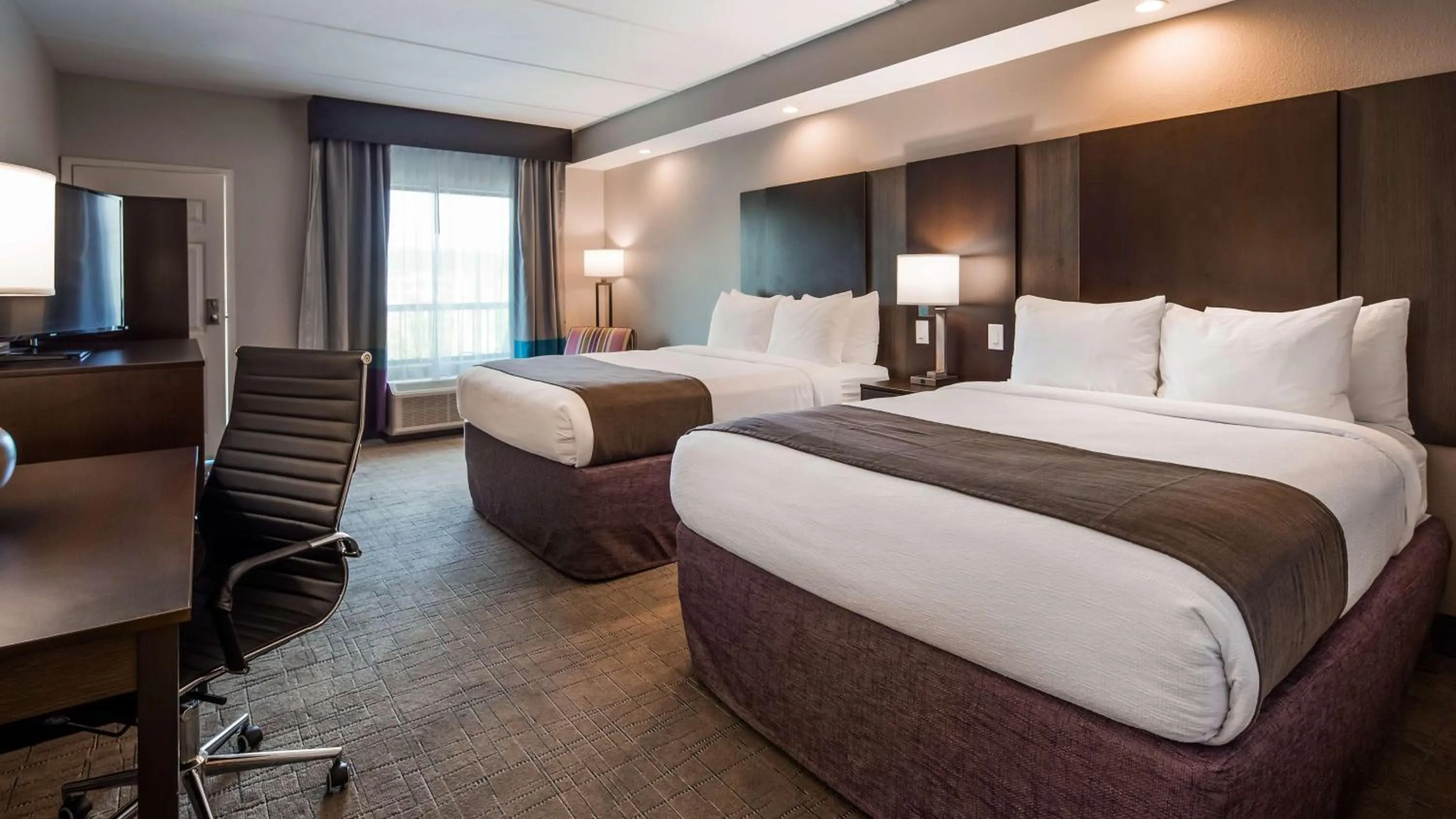 Queen Room with Two Queen Beds and Roll-In Shower - Disability Access in Best Western Sevierville/Kodak Inn