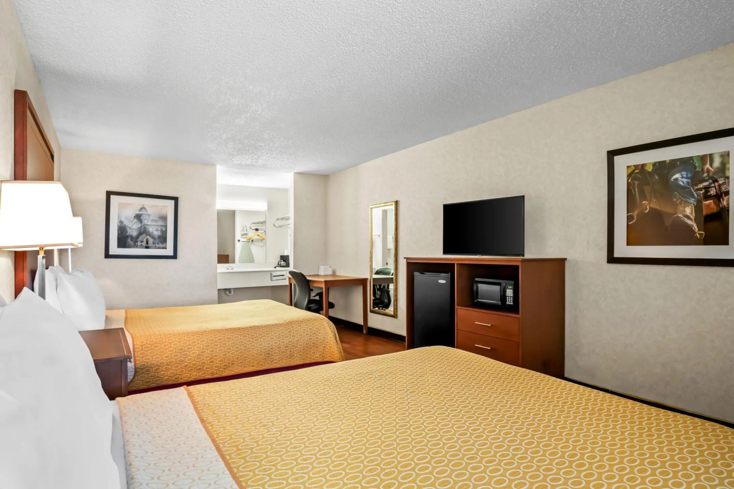 Queen Room with Two Queen Beds - Smoking in Americas Best Value Inn Midlothian