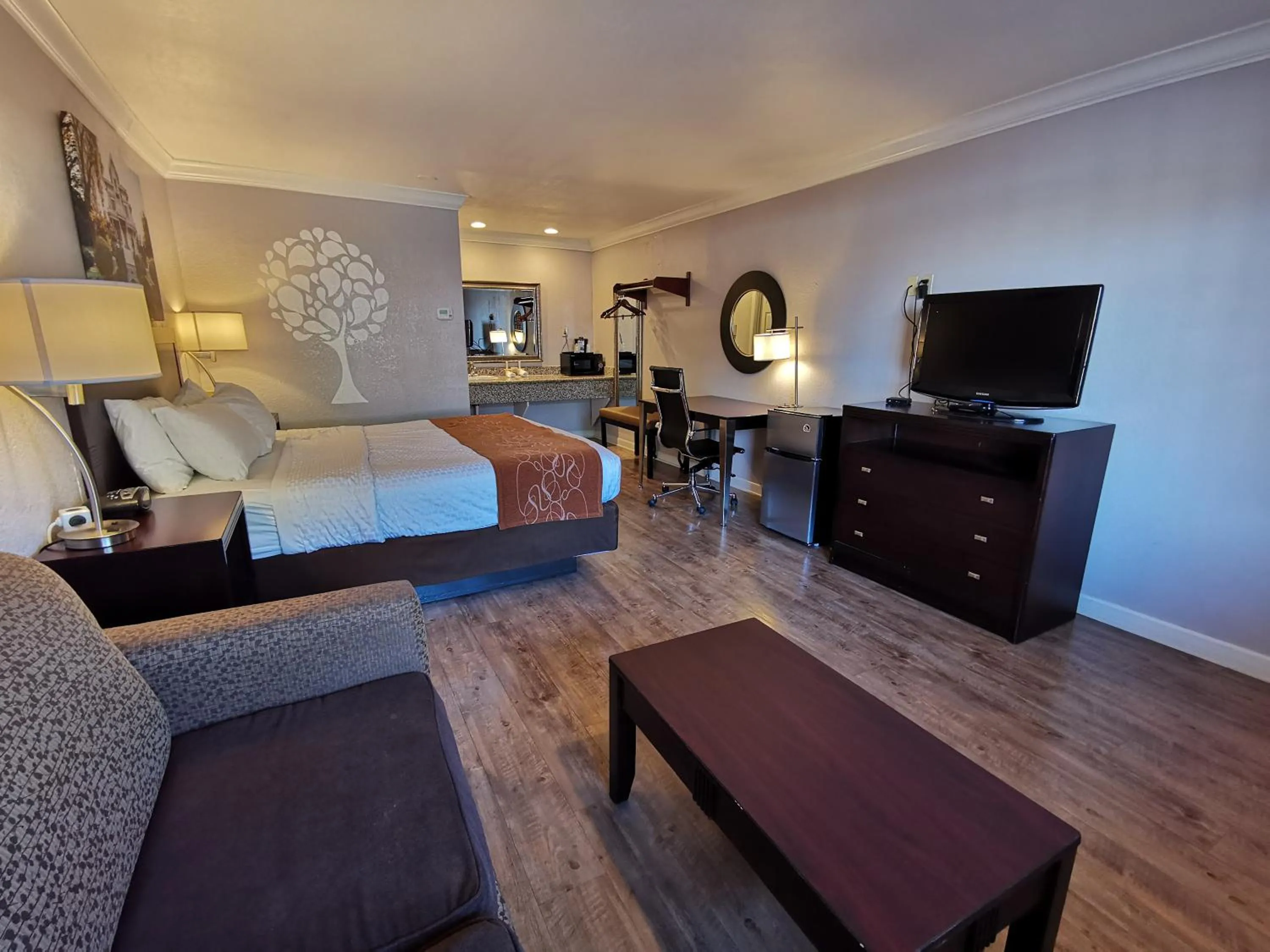 Queen Suite - Non-Smoking in Journey Inn