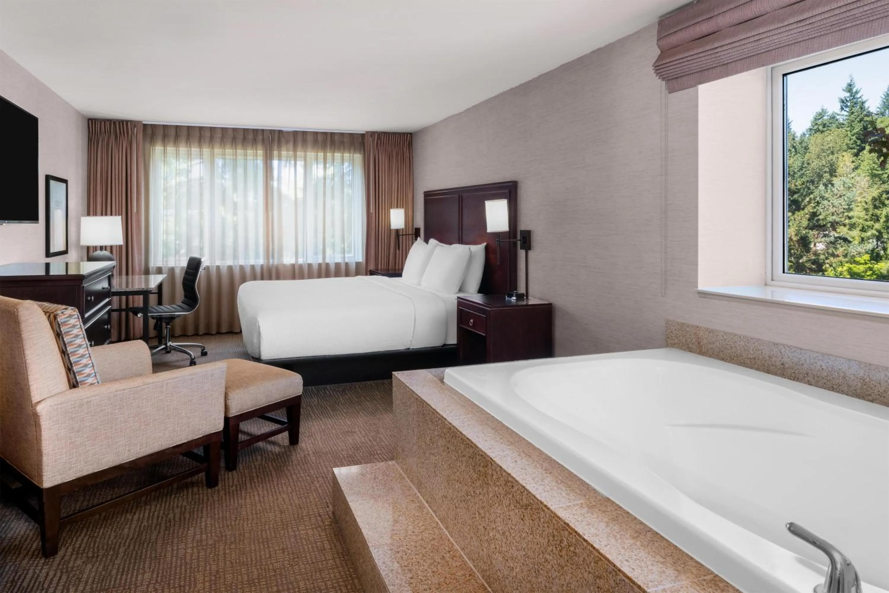 King Room with Jetted Tub - Non-Smoking in Eastgate Hotel - BW Signature Collection