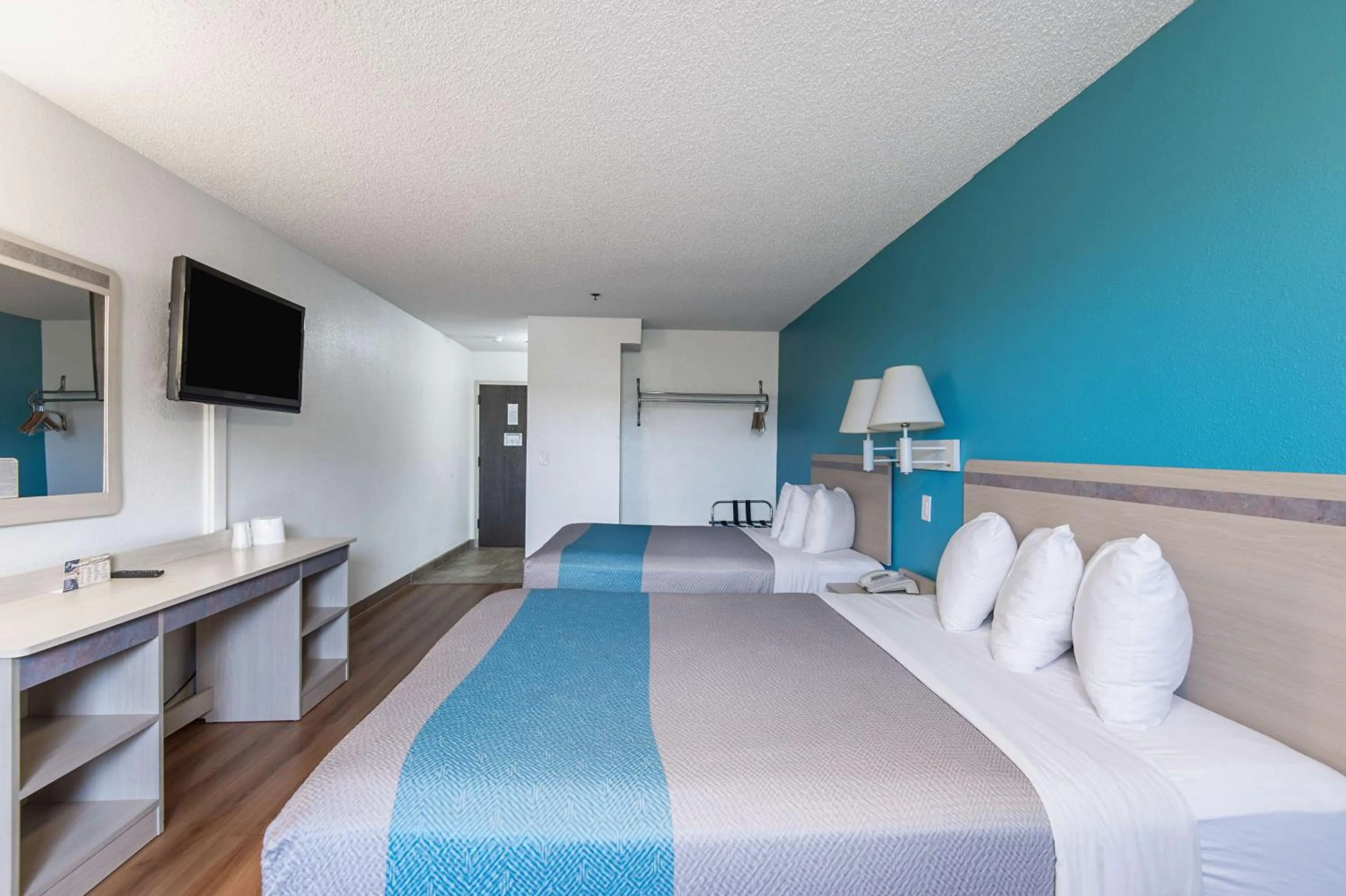 Deluxe Queen Room with Two Queen Beds - Smoking in Motel 6-Lawrence, KS