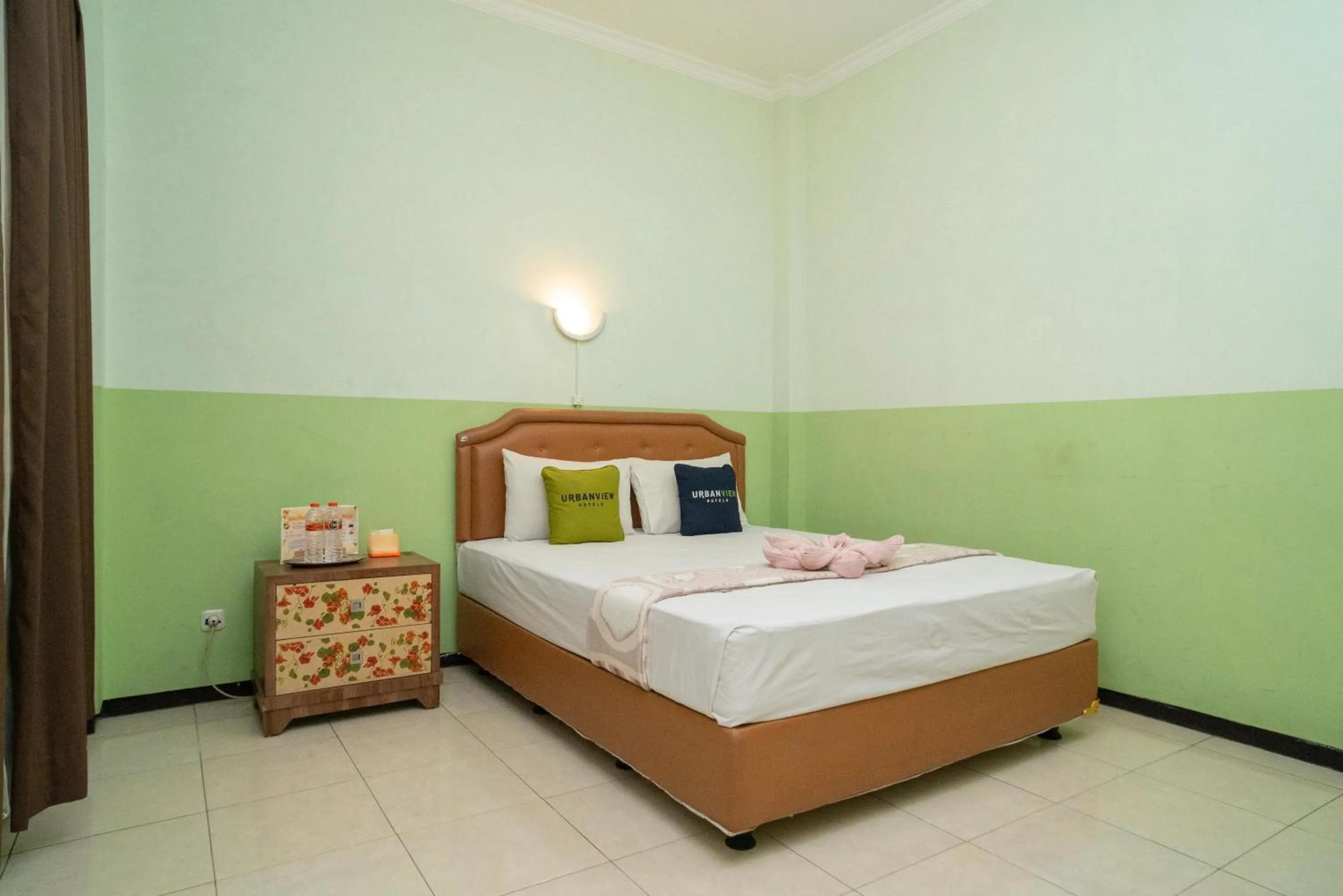 Superior Double Room in Urbanview Hotel de Kopen Malang by RedDoorz