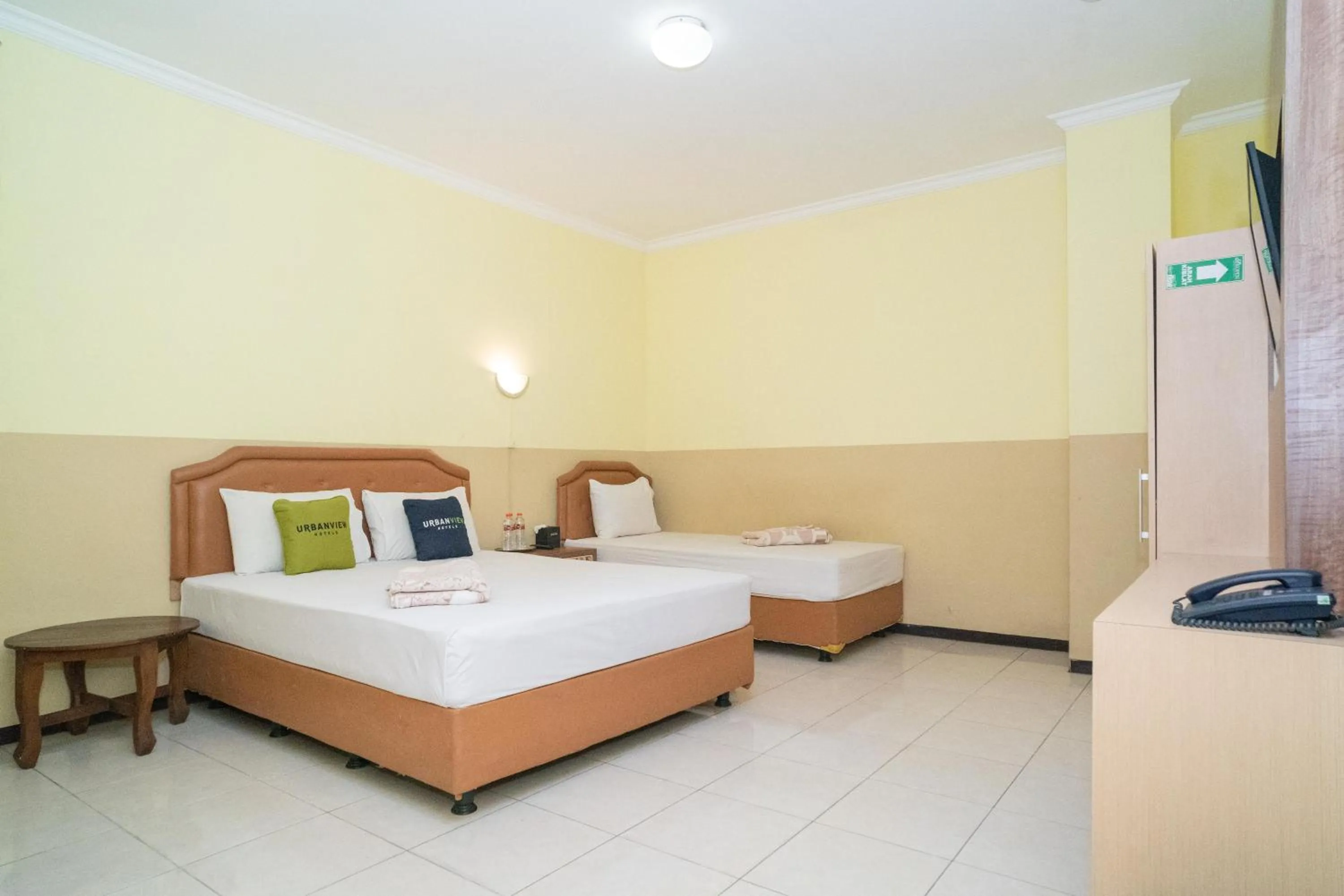 Family Room in Urbanview Hotel de Kopen Malang by RedDoorz