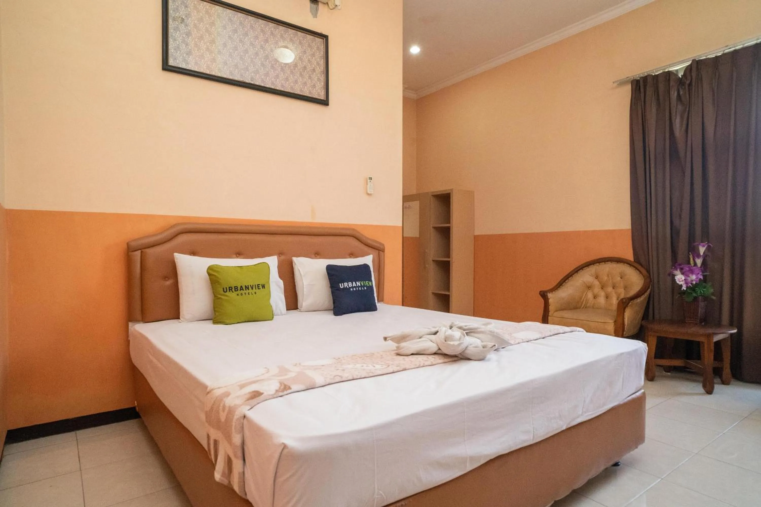 Deluxe Double Room in Urbanview Hotel de Kopen Malang by RedDoorz