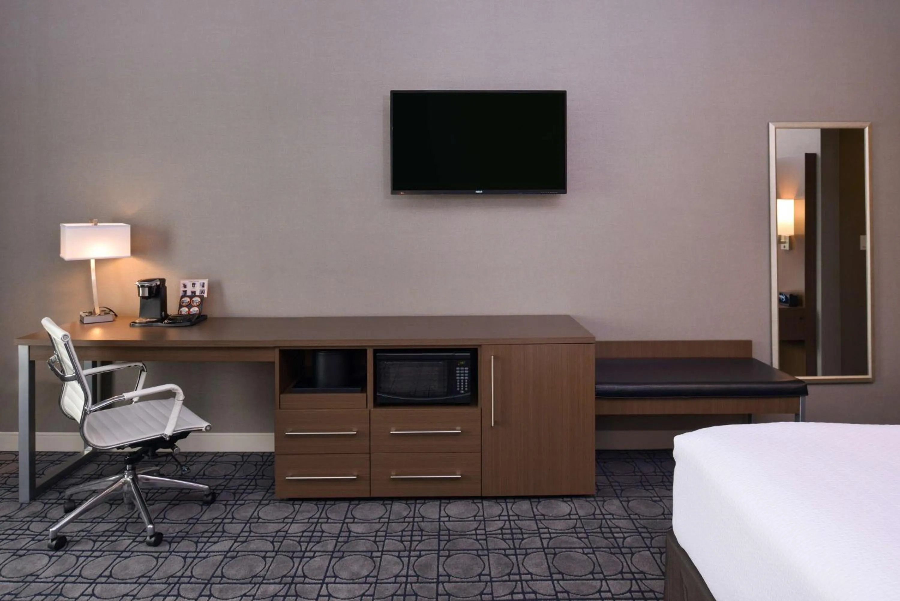 King Room with Sofa Bed and Roll-In Shower - Disability Access in Best Western Plus Coalinga Inn