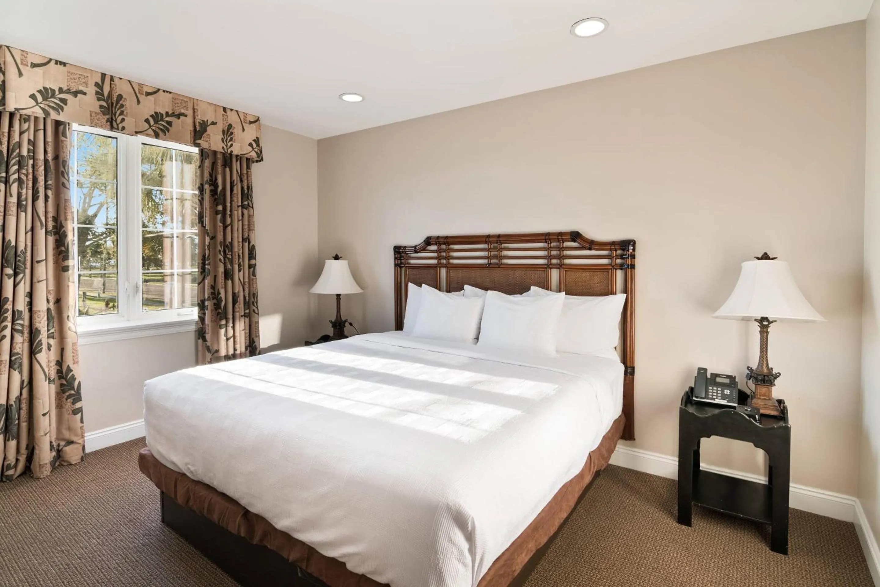 King Room - Upper Floor/Non-Smoking in The Port Inn and Cottages, an Ascend Collection Hotel