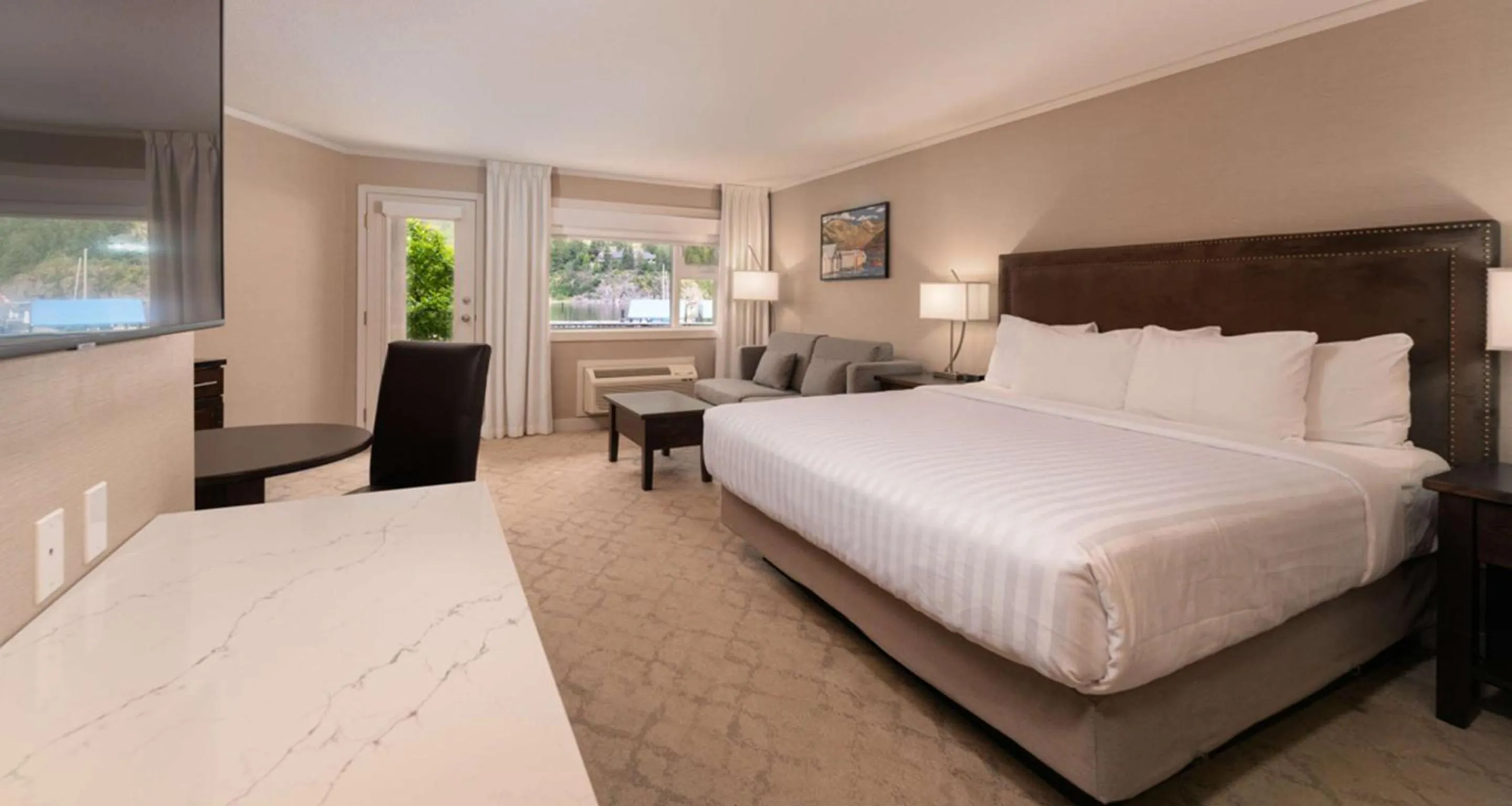 King Studio with Sofa Bed and Kitchenette - Lake View/Non-Smoking in Prestige Lakeside Resort, WorldHotels Elite