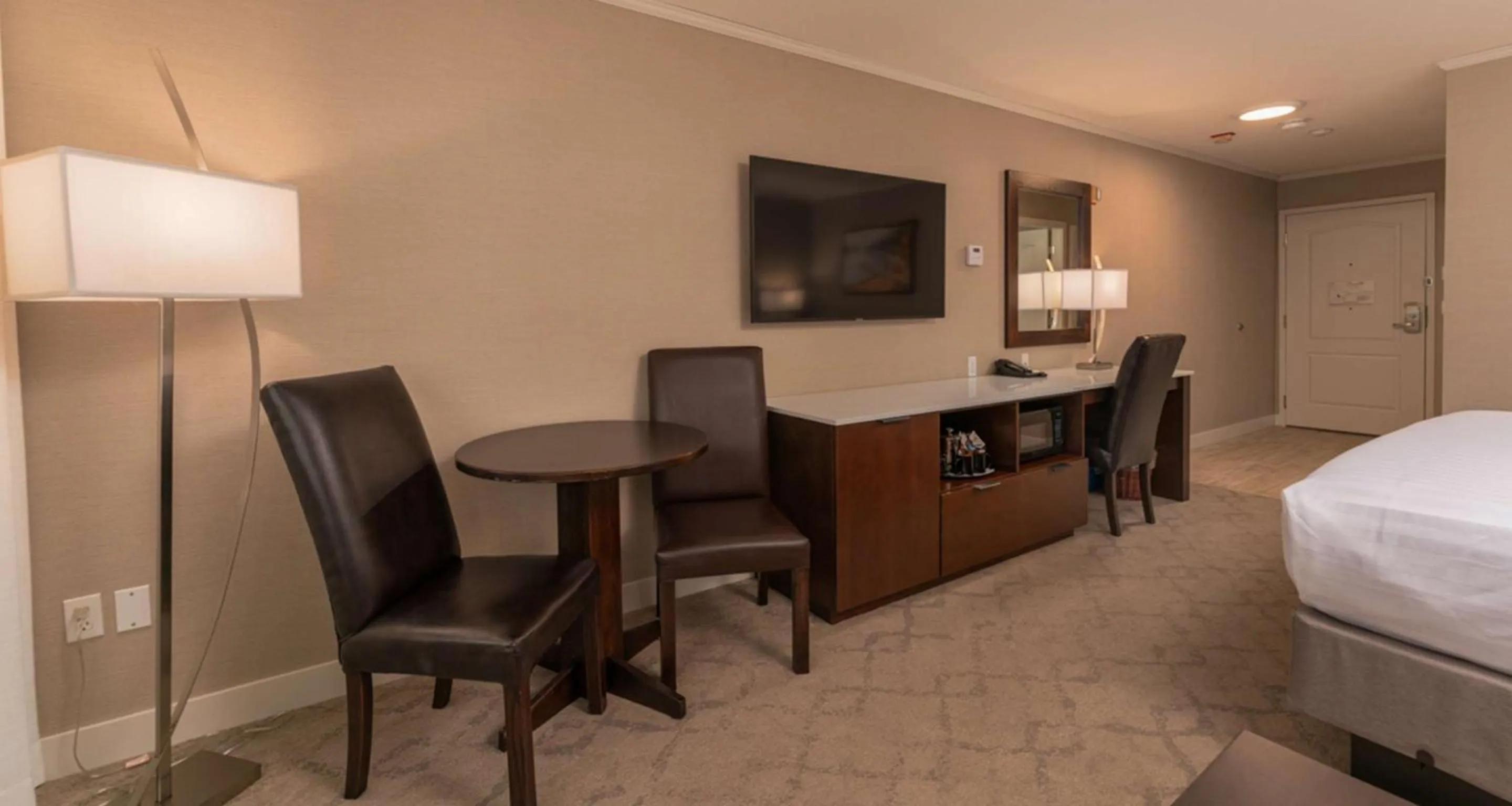 King Room with Roll-In Shower and Sofa Bed - Accessible/Non-Smoking in Prestige Lakeside Resort, WorldHotels Elite