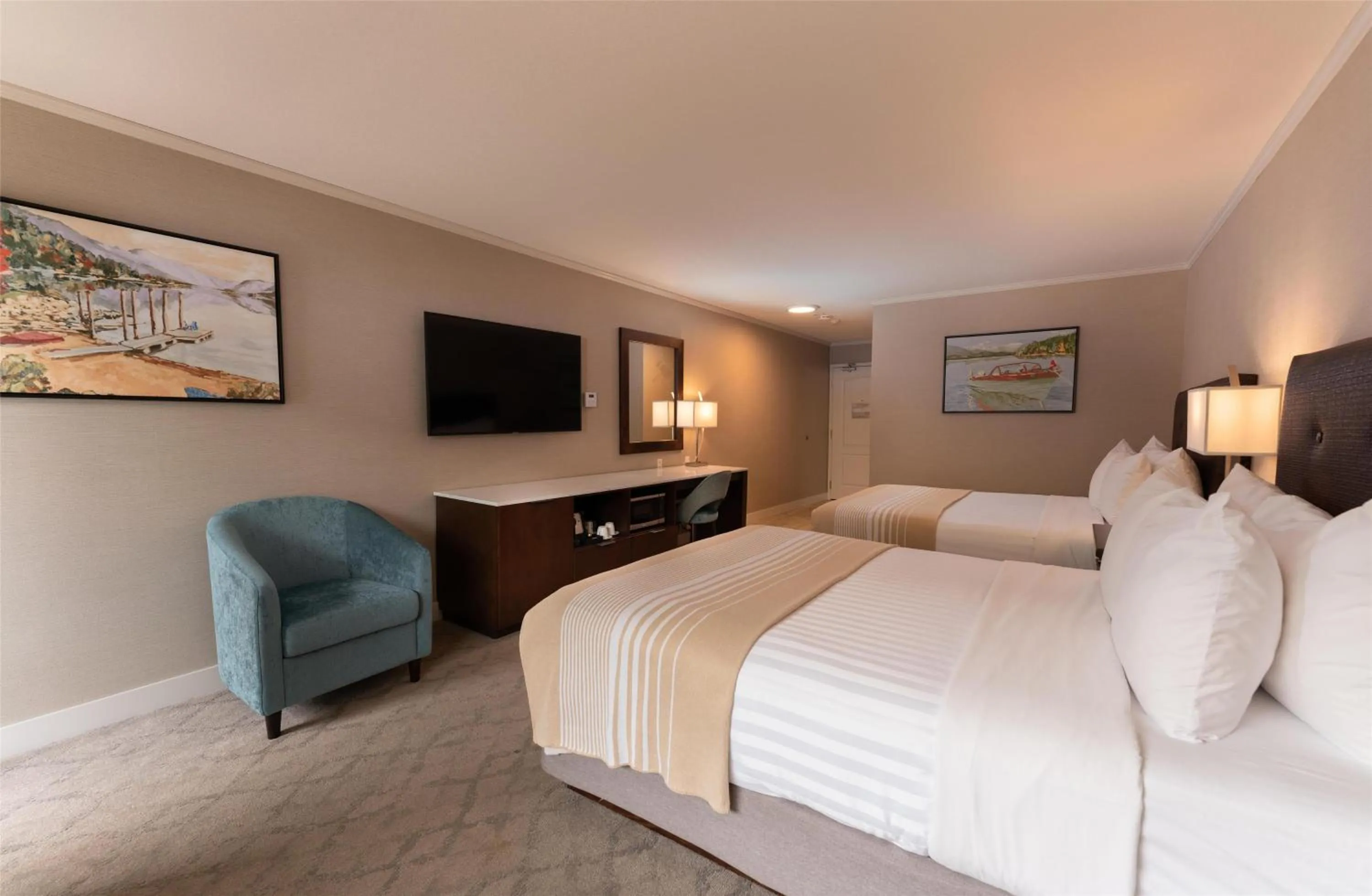 Queen Room with Two Queen Beds and Lake View - Non-Smoking in Prestige Lakeside Resort, WorldHotels Elite