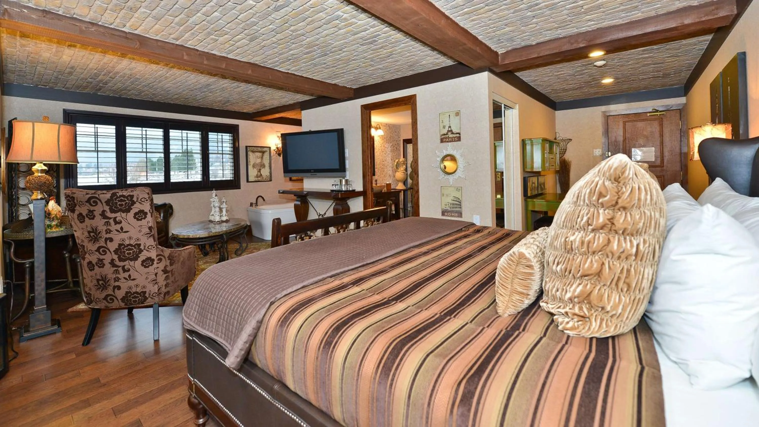 King Suite with Jetted Tub and Patio - Non-Smoking in Prestige Lakeside Resort, WorldHotels Elite