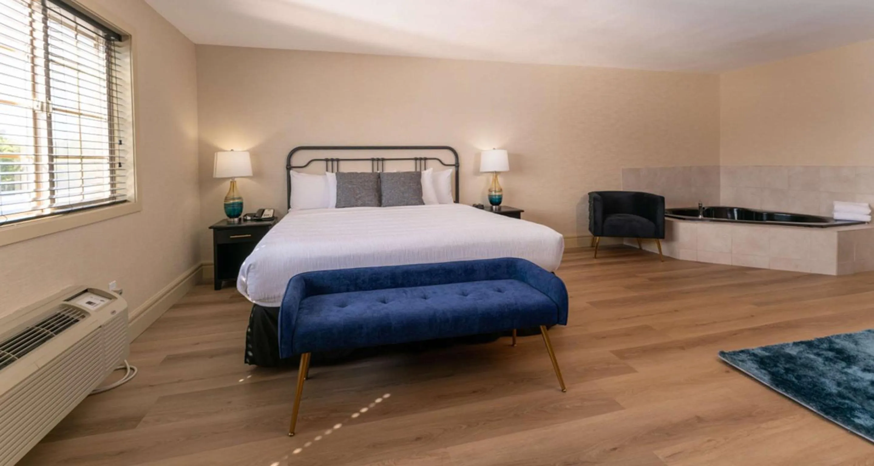 King Suite with Jetted Tub - High Floor in Prestige Rocky Mountain Resort Cranbrook, WorldHotels Crafted