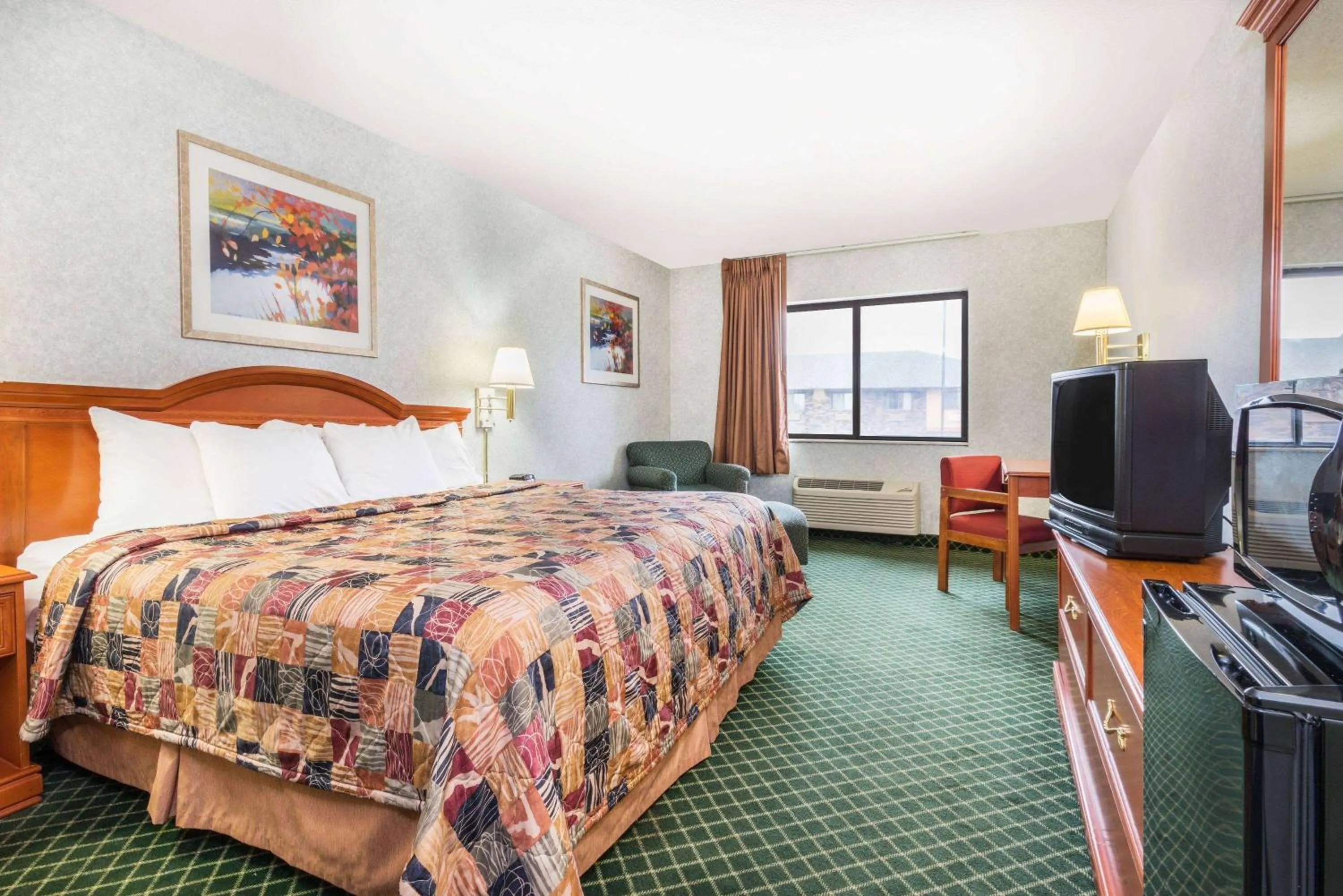 Photo of the whole room, Bed in Days Inn by Wyndham Topeka
