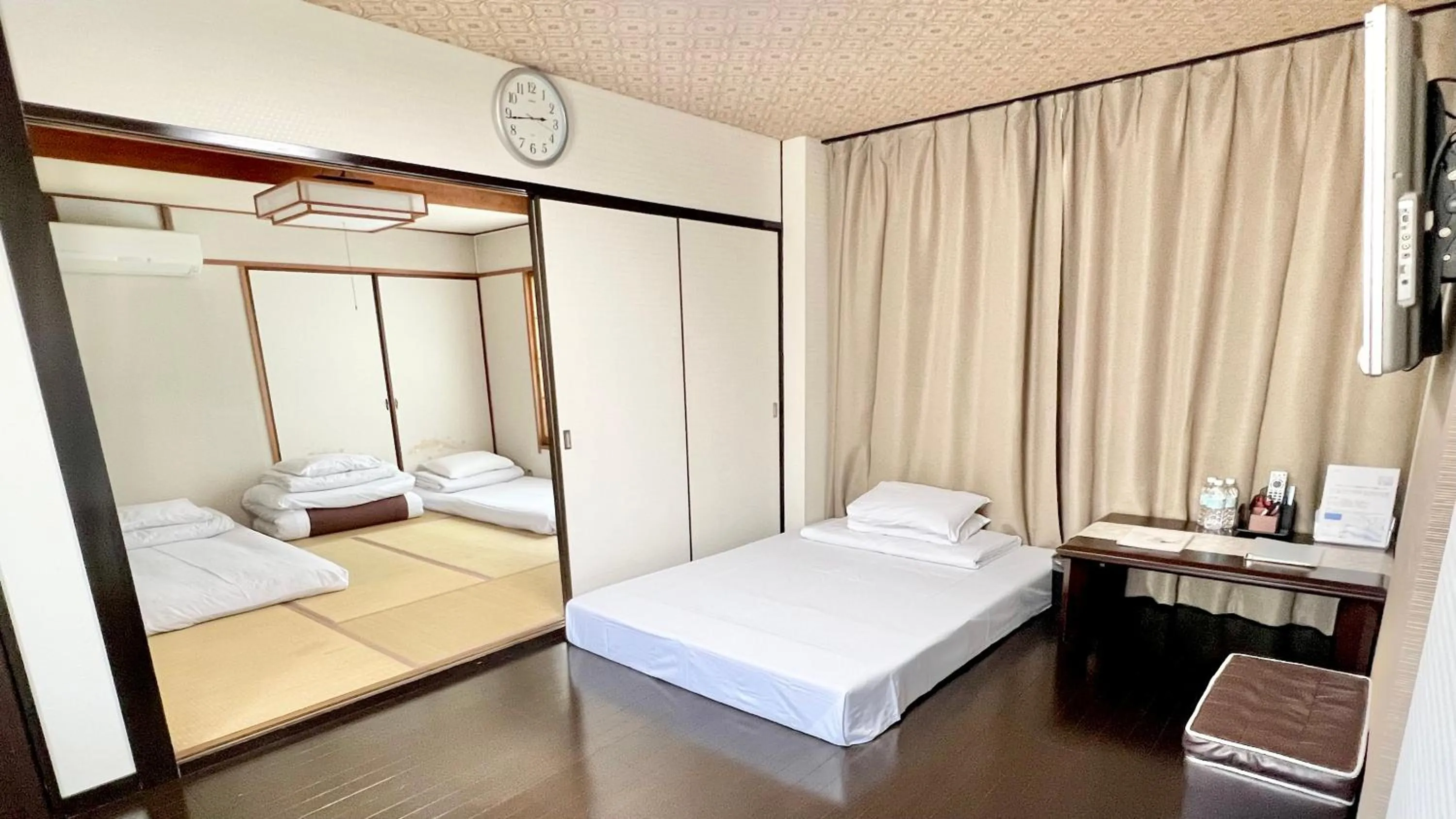 Two-Bedroom Apartment in GuestHouse017徳島個室 飲食街中心 阿波踊り会館7分 文理&徳島大学 アスティとくしま車8分