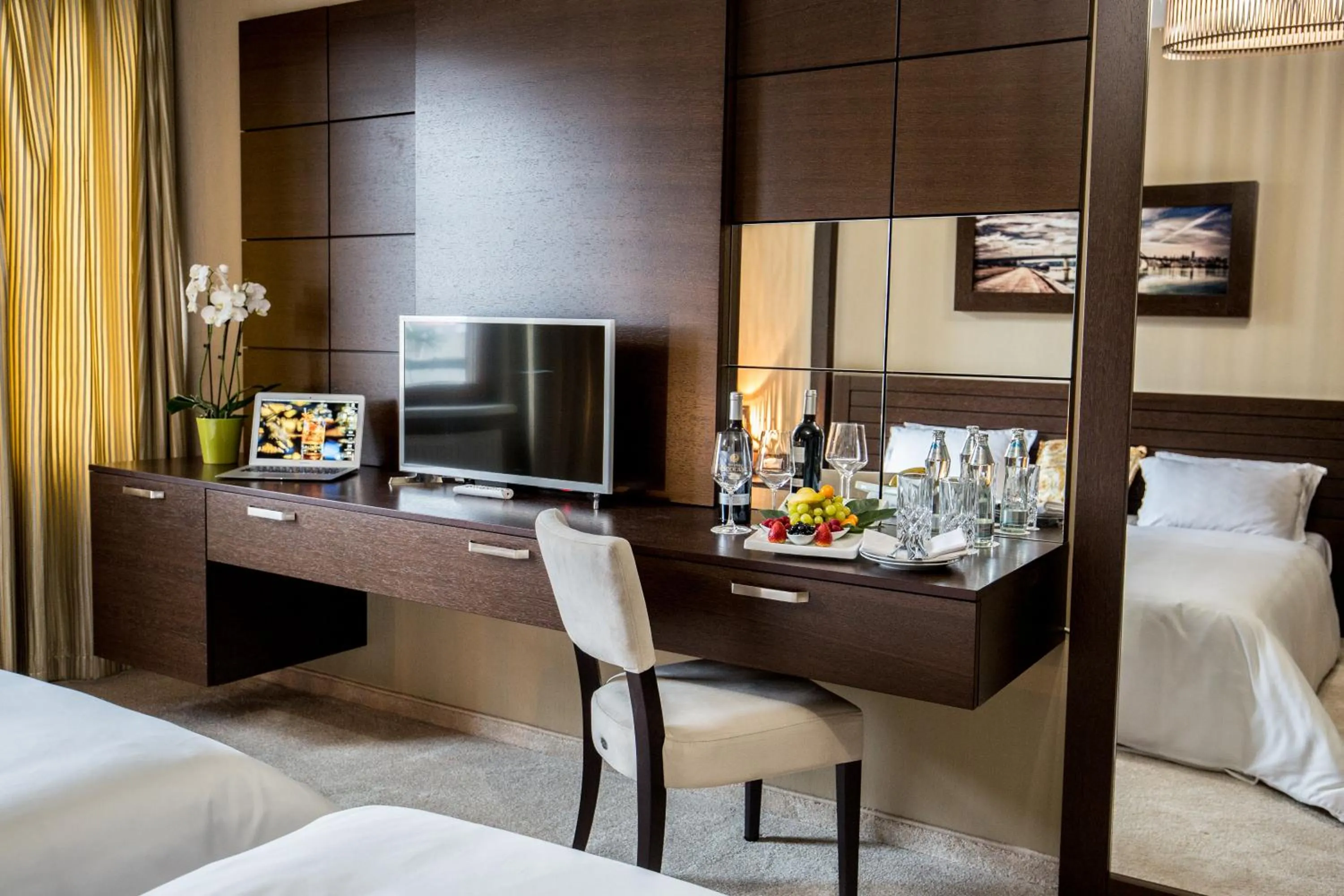 Queen Room with Garden View in River Lodge